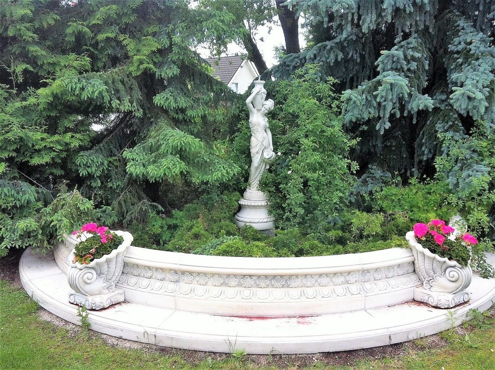 Antikes Wohndesign Gartenfigur Gartenfigur + halbrunder Beckenumrandung Krugfrau Steinfigur Griechisc