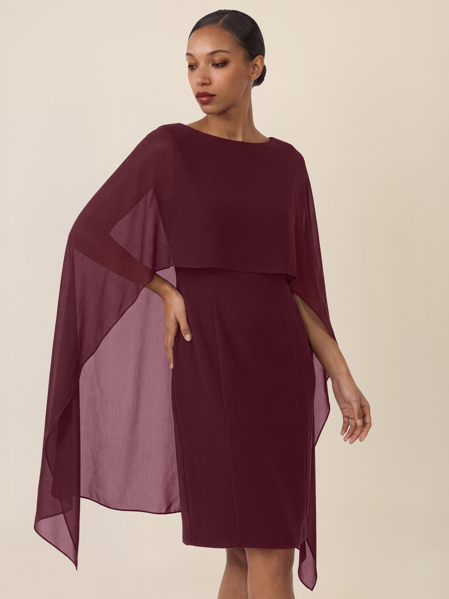 Apart Abendkleid mit fließendem Chiffon-Cape