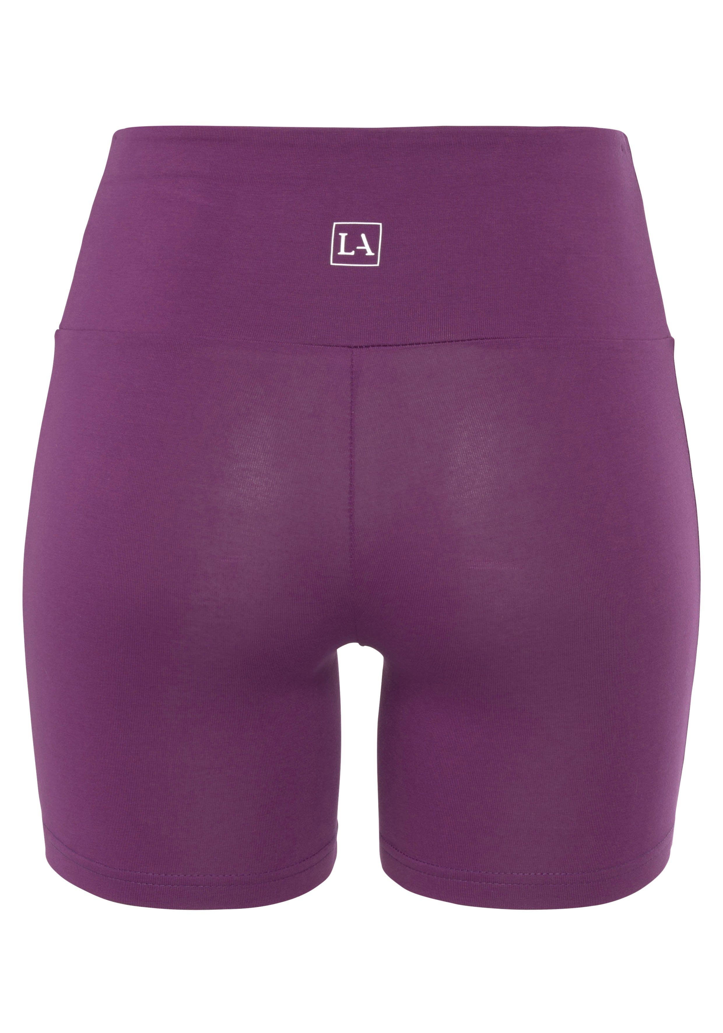 lila Shorts mit breitem Bündchen und Loungewear LASCANA Logodruck,