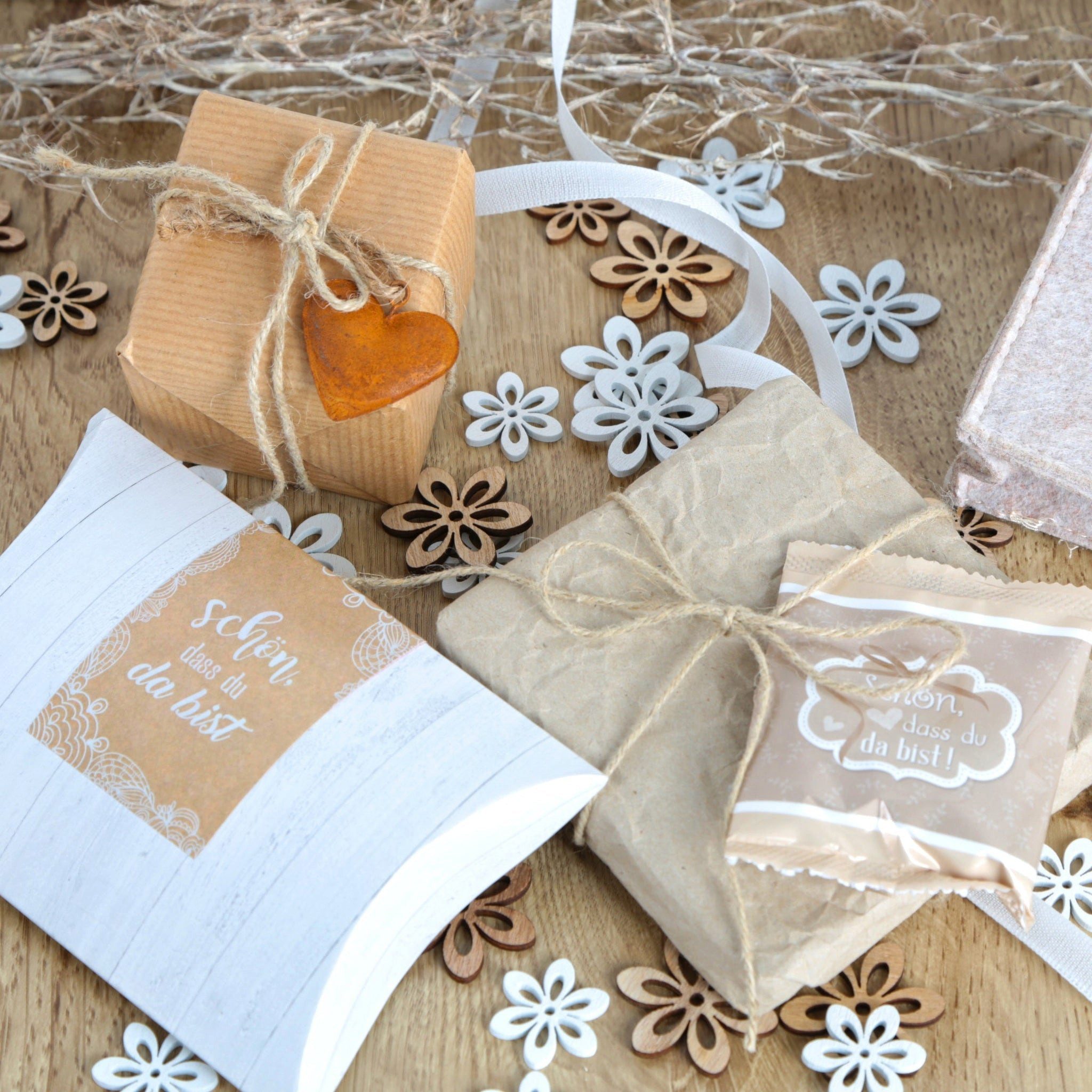 Logbuch-Verlag Dekofigur 10 Stück kleine Päckchen Gummibärchen give-away - Geschenk SCHÖN DASS – Bild 2 von 3