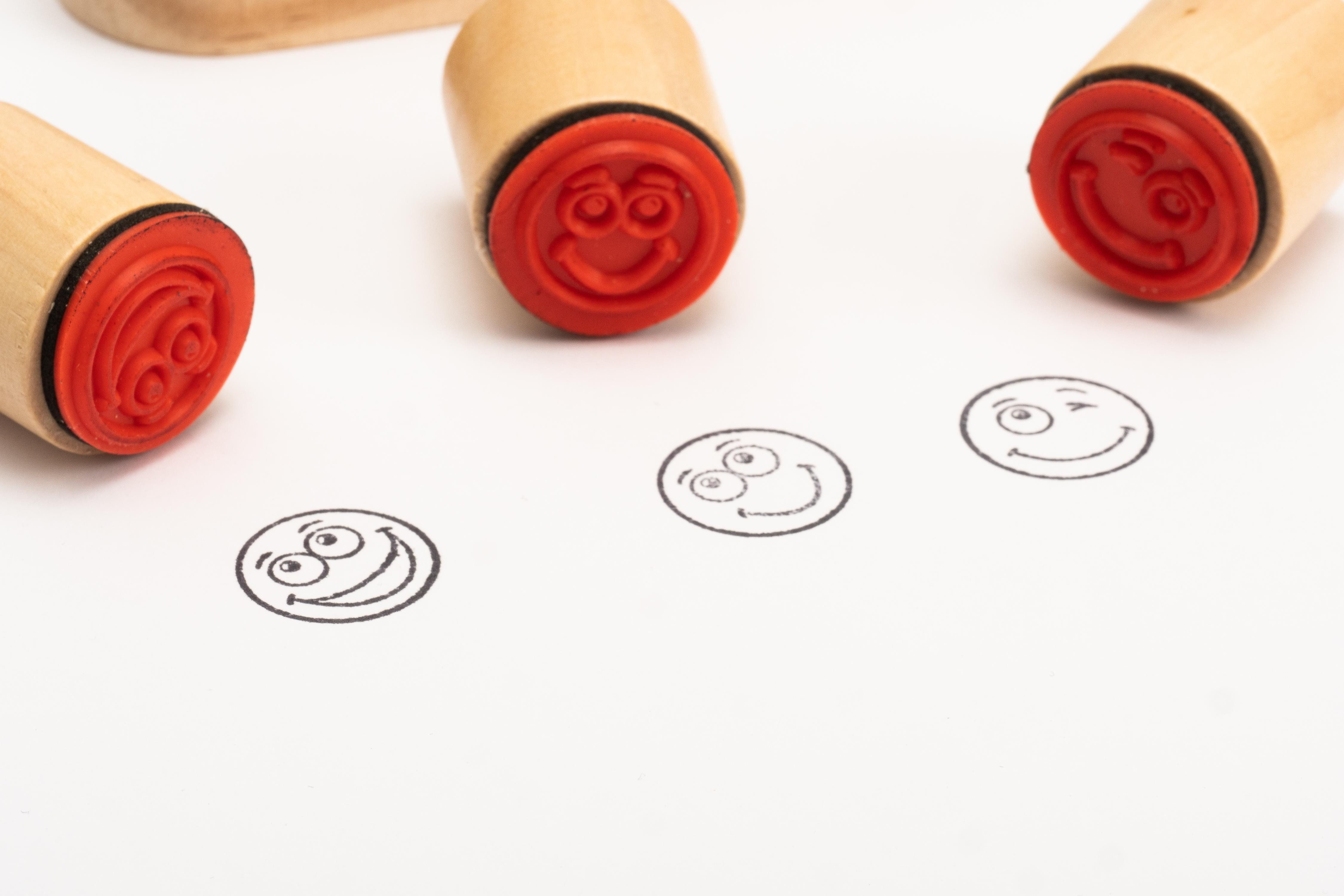 Betzold Geschenkbox Belohnungsset „Holzstempel und Lob-Sammelblock“ – Bild 4 von 5