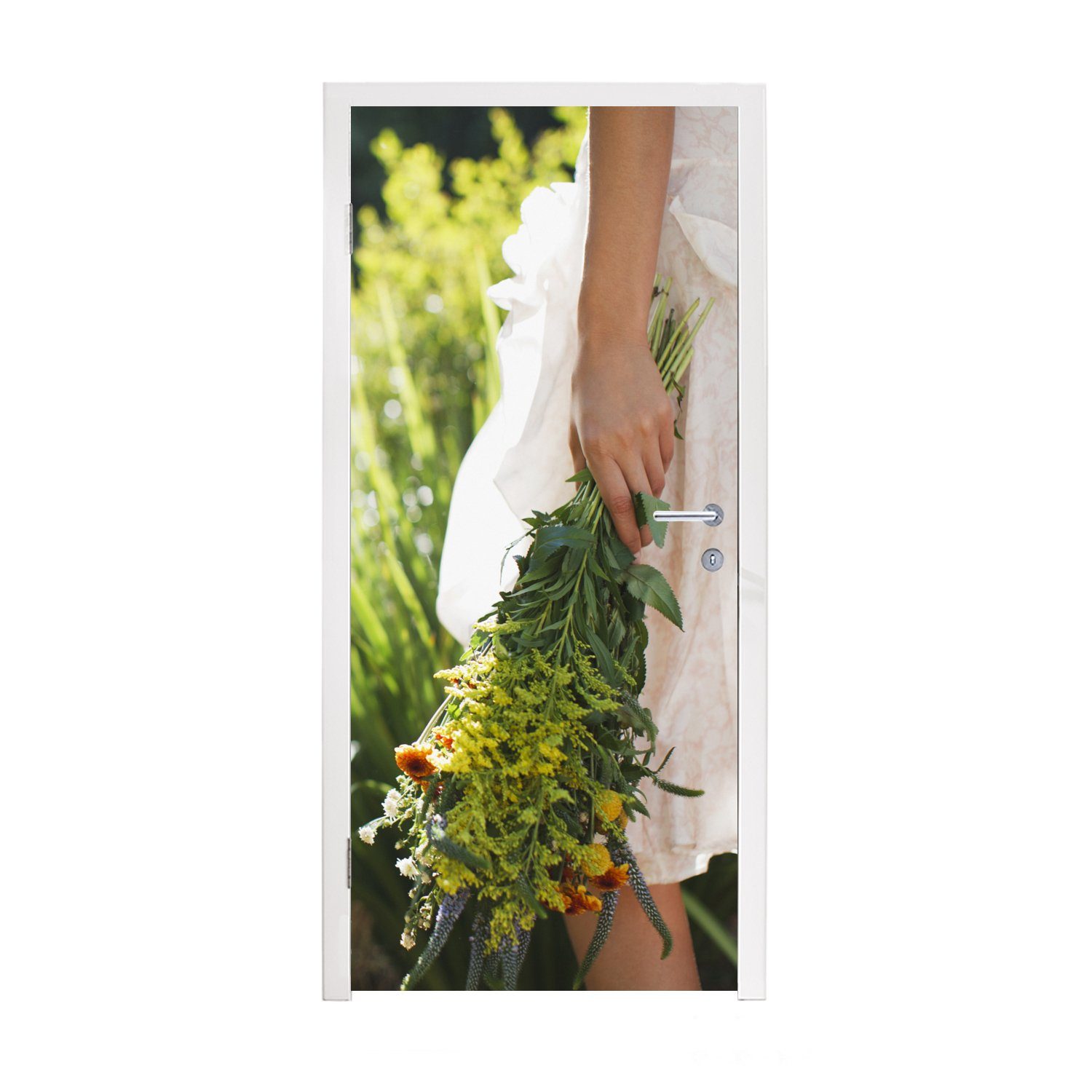 MuchoWow Türtapete Frau trägt Blumen im Garten, Matt, bedruckt, (1 St), Fototapete für Tür, Türaufkleber, 75x205 cm