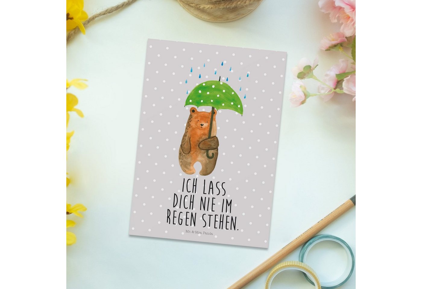 Thumbnail - Mr. & Mrs. Panda Postkarte Bär Regenschirm - Grau Pastell - Geschenk, Spruch, Geschenkkarte, Pos, Hochglanzveredelt