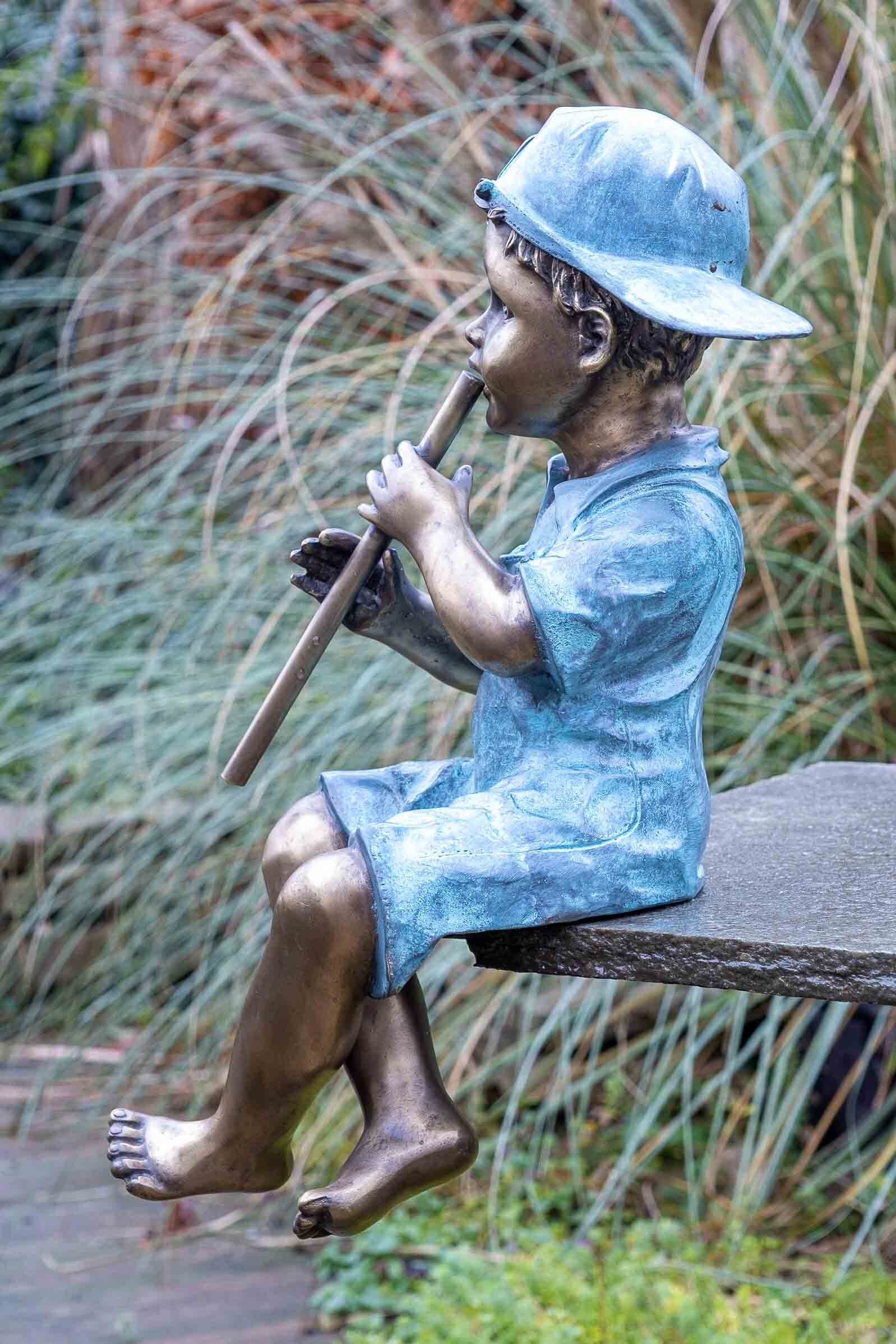 Bronze-Skulptur mit – Junge in sehr Bronze UV-Strahlung. einer IDYL Bronze Gartenfigur Regen gegossen und Die von Flöte, robust – Frost, Hand Langlebig IDYL witterungsbeständig Wachsausschmelzverfahren und werden patiniert. Modelle in – gegen