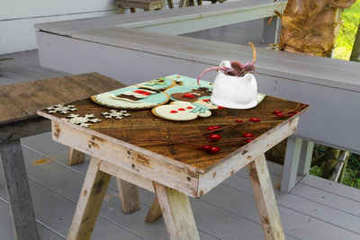 Wallario Möbelfolie Weihnachten in der Küche - Plätzchen auf einem Holztisch