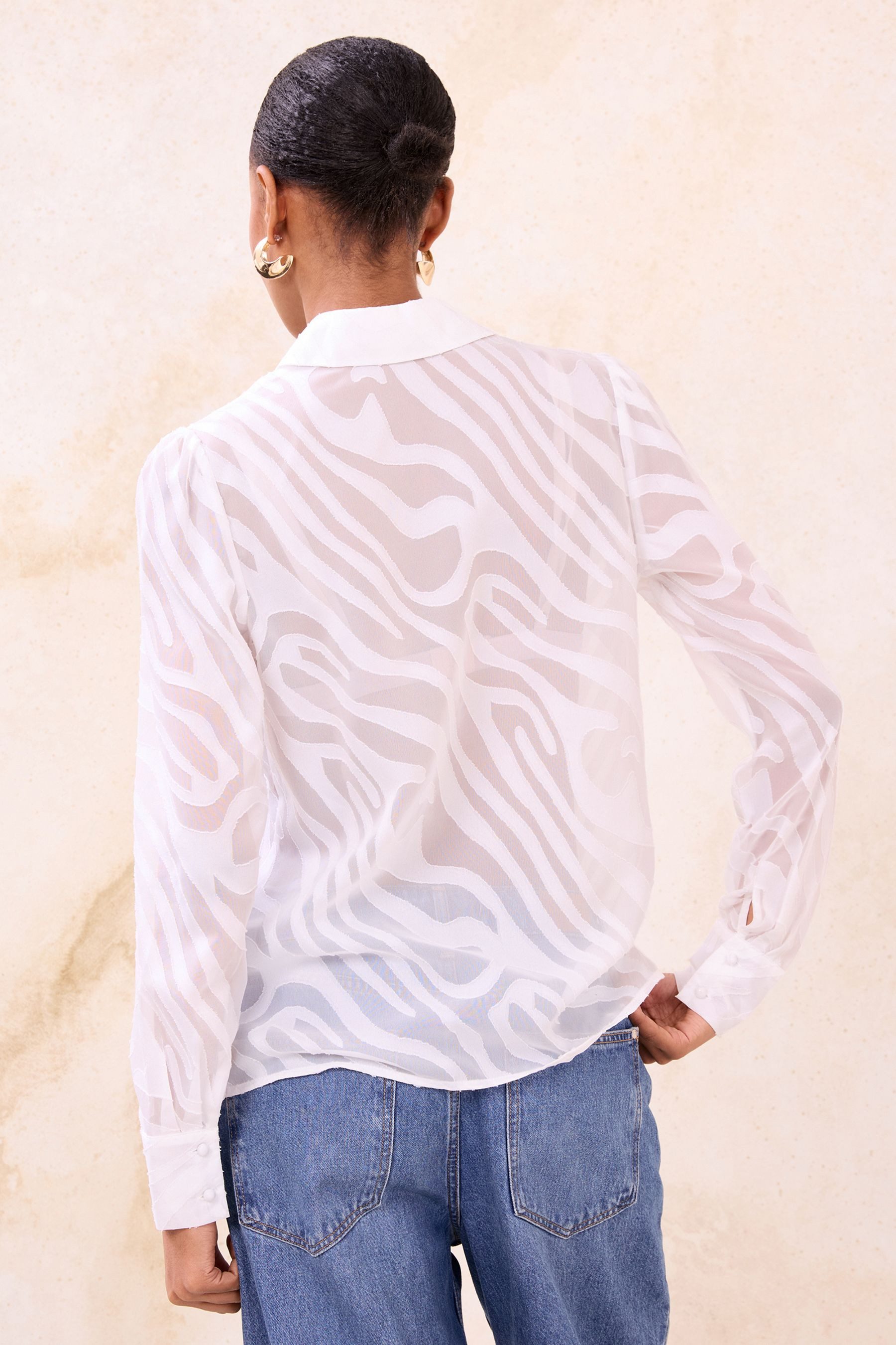 LIPSY Hemdbluse Lipsy Geknöpftes Hemd mit Ausbrenner-Design (1-tlg) günstig online kaufen