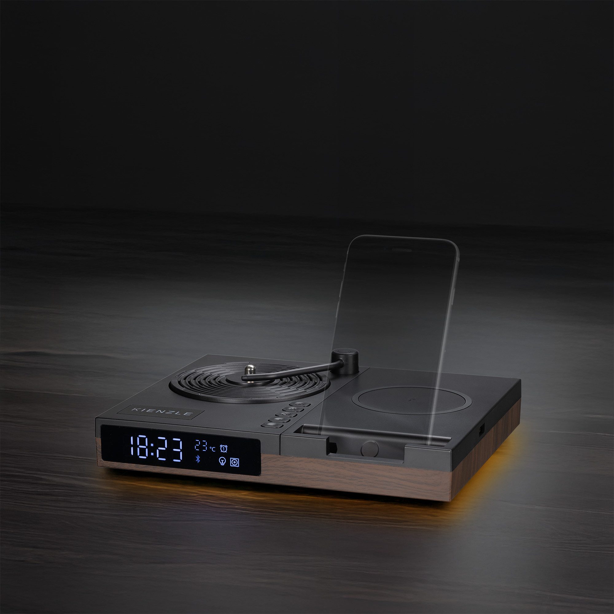 Kienzle Funkwecker KIENZLE Wecker mit Bluetooth® Lautsprecher und kabelloser Ladestation