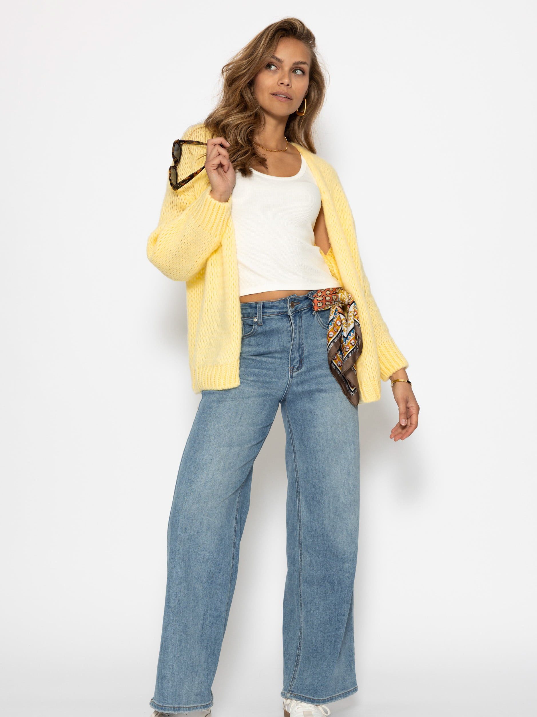 SASSYCLASSY Cardigan Oversize Strick Cardigan für Damen Flauschiger Cardigan mit offen fallendem Schnitt und Rippbündchen