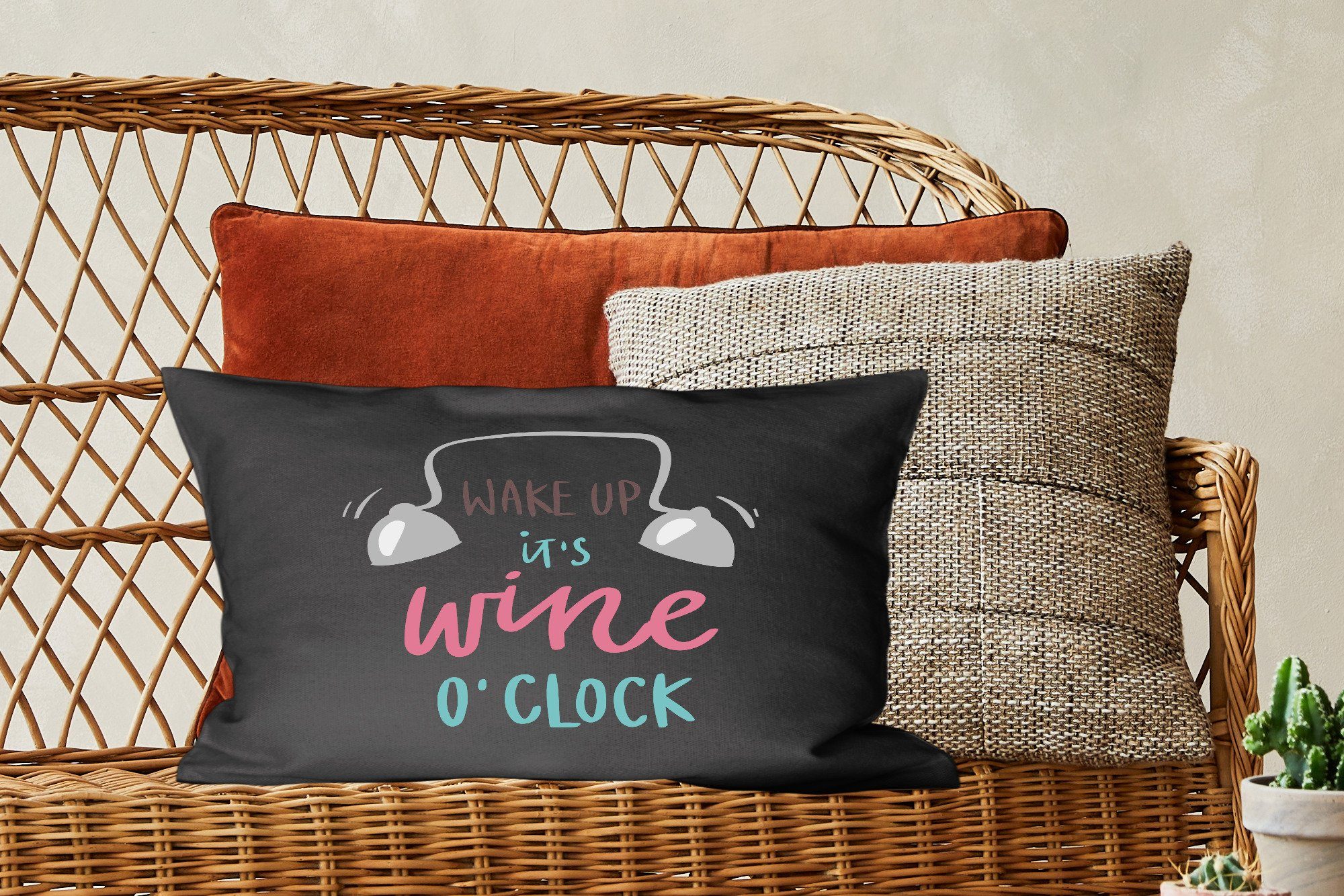 wine up, vor Schlafzimmer Zitat Dekoration, MuchoWow "Wake Wohzimmer Füllung, Zierkissen, schwarzem mit Dekokissen Hintergrund, Dekokissen it's o'clock"