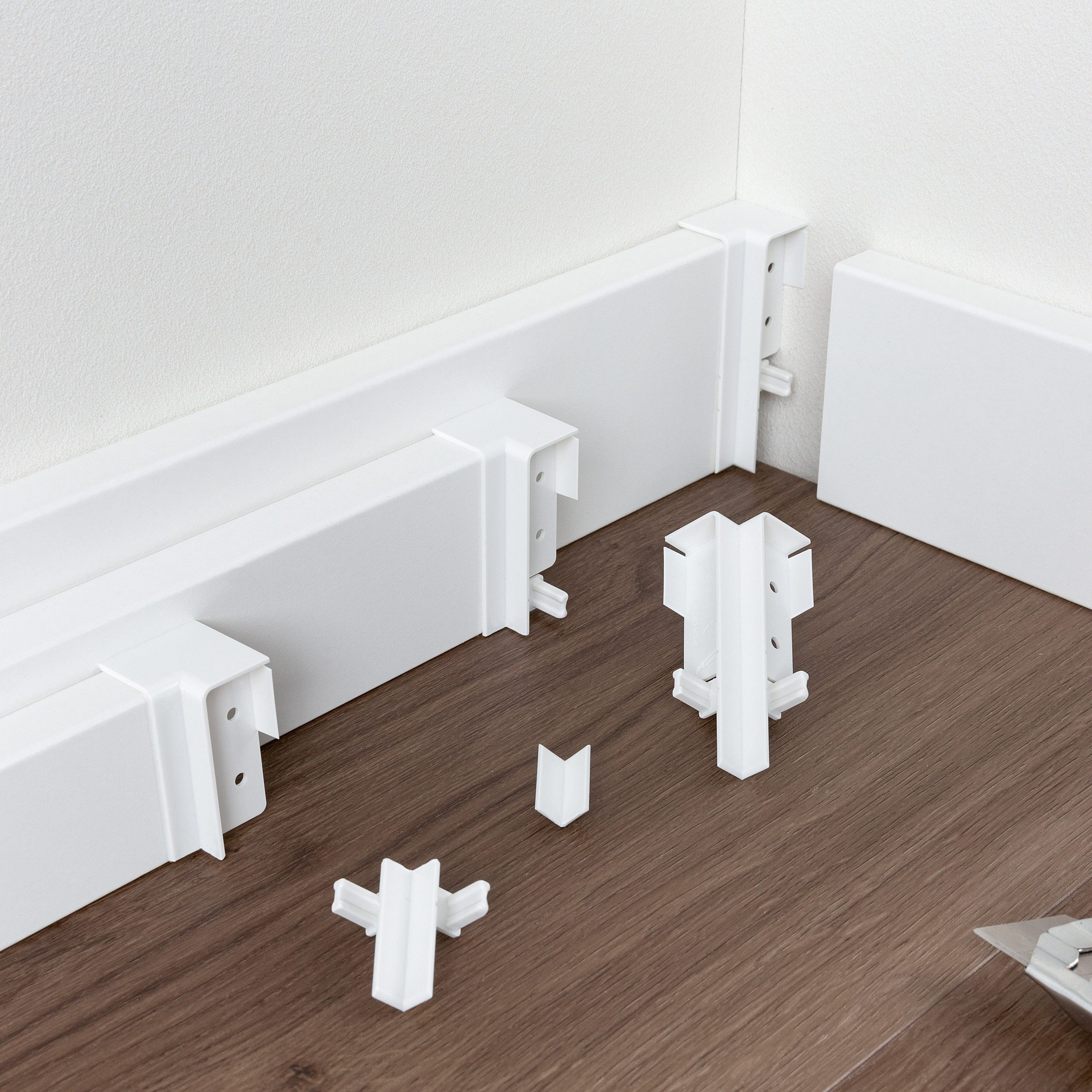 PARADOR Sockelleisten-Innenecke variabel Typ 2 für Sockelleisten SL 3, SL 5,SL 5 WF und SL 18, L: 4 cm, H: 14 cm, Für eine optimale und saubere Innenecke, 1-St., Kein Gehrungsschnitt erforderlich, Auf den Einsatz für die Sockelleisten SL 3, 5, 5 WF, 18 abgestimmt