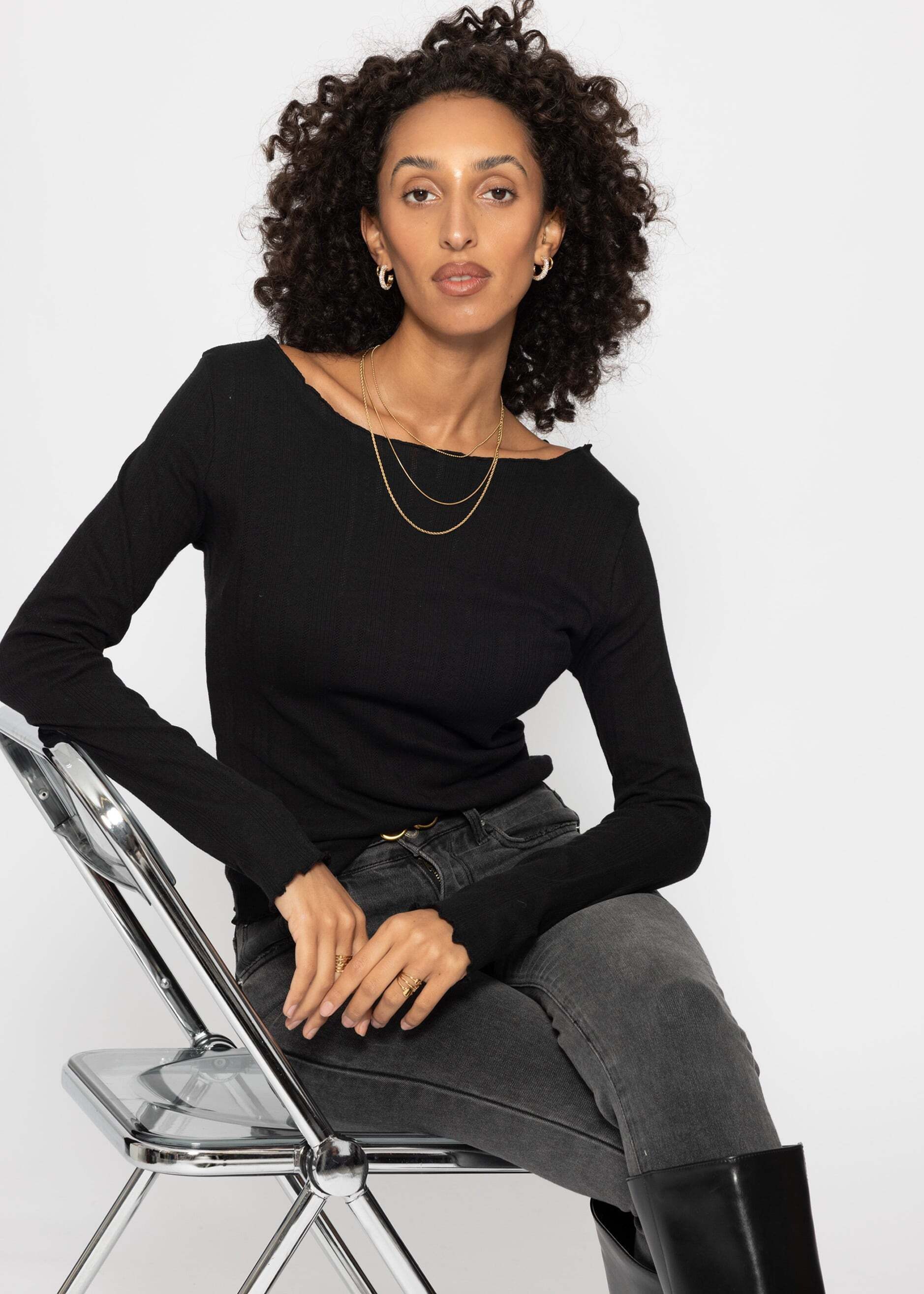 SASSYCLASSY Langarmshirt Pointelle Langarmshirt für Damen Feminines Top mit Lochmuster, gewelltem Saum und U-Boot Ausschnitt – Bild 4 von 5