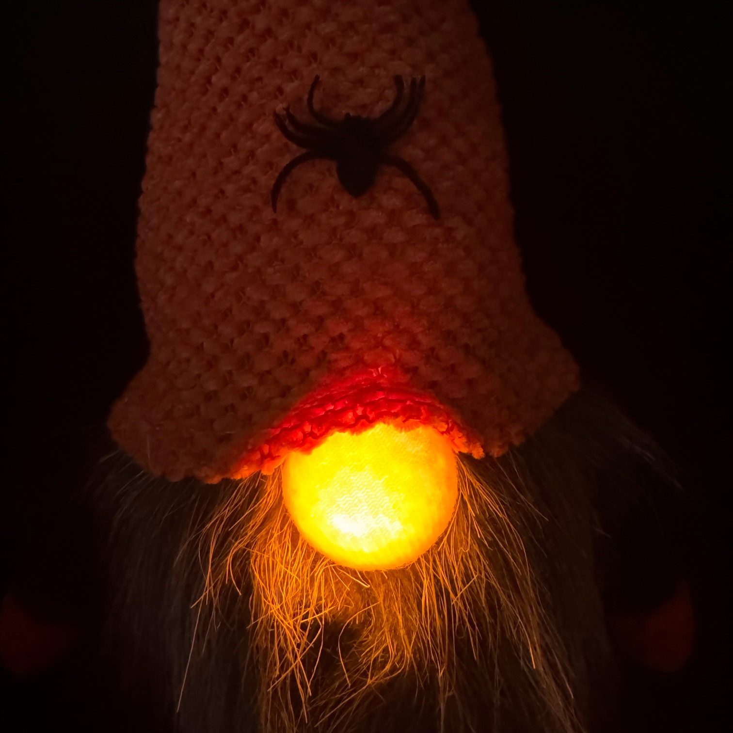 Online-Fuchs Wichtel im 2er Set mit Halloween Outfit und Fledermausflügeln - Herbstdeko (Kantenhocker, für eine gemütlich-gruselige Atmosphäre), mit leuchtender Nase und praktischer 6-Stunden Timerfunktion