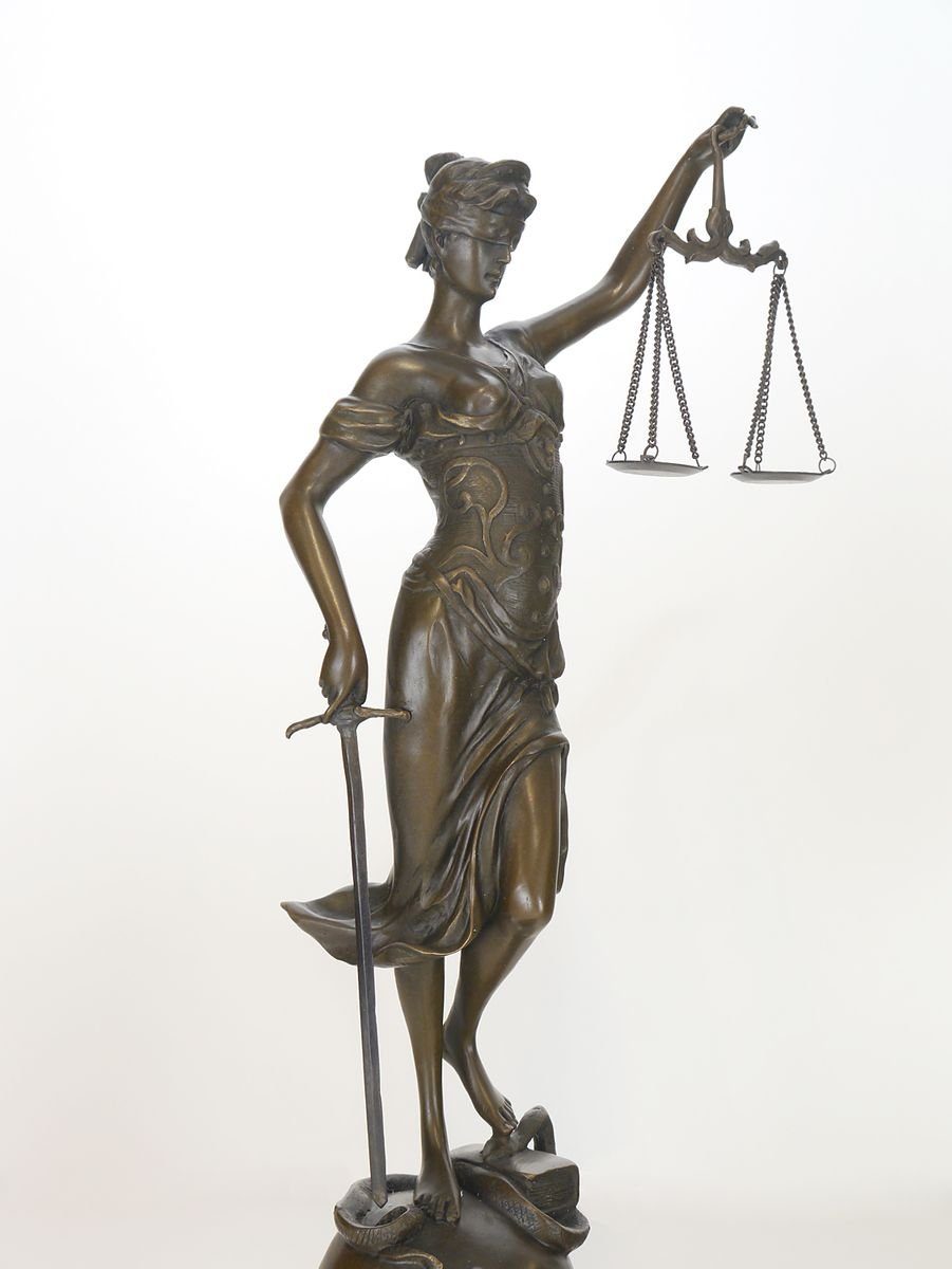 einer in Dekoobjekt Justitia Bronze-Skulptur beeindruckenden AFG