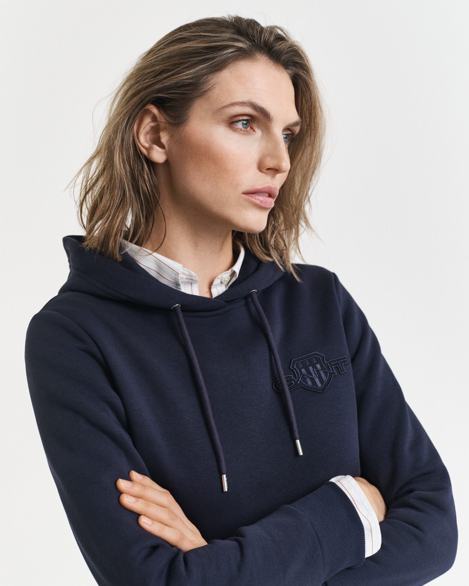 Gant Hoodie REG TONAL SHIELD HOODIE Ton in Ton Stickerei, Rippbündchen