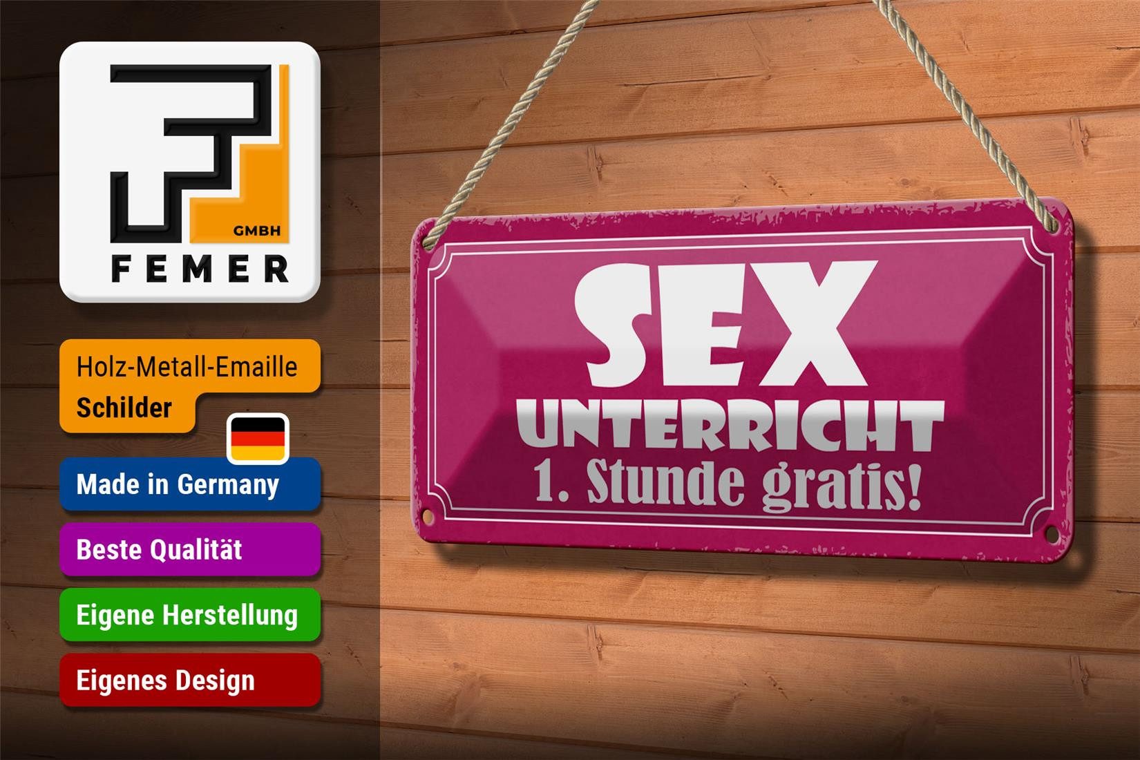 Femer GmbH Metallschild Spruch 27x10cm Sex Unterricht 1. Stunde gratis, (1 St), gewölbte Oberfläche, abgerundete Ecken, umgeschlagene Kanten