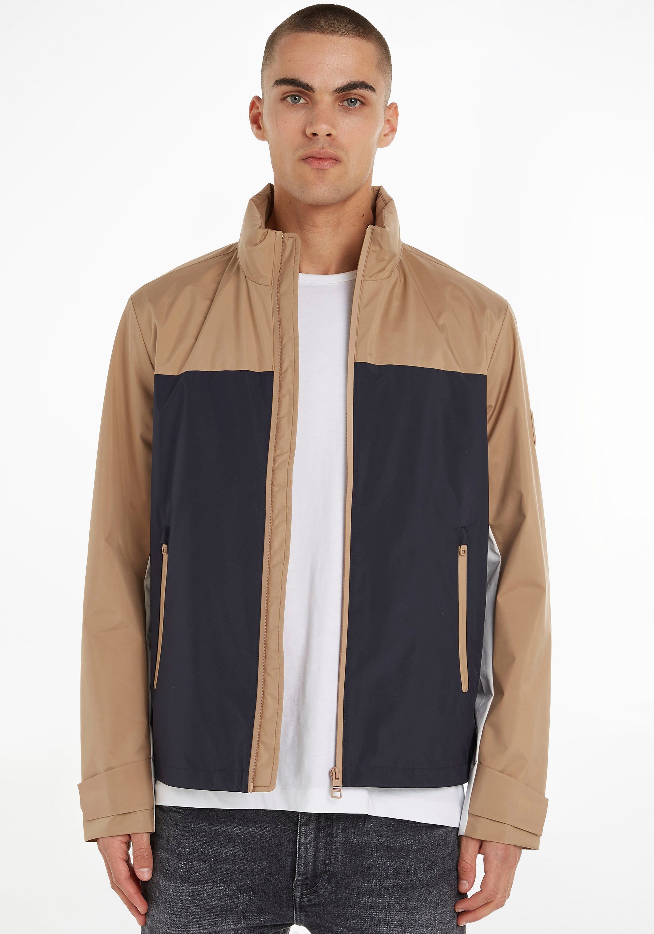 Tommy Hilfiger Outdoorjacke PROTECT Khaki Classic TH hochgeschlossenen Design im REGATTA JACKET