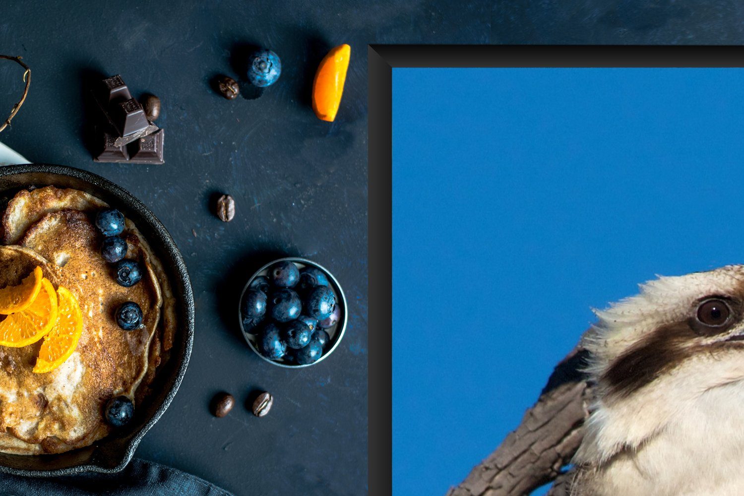 Kookaburras Ein MuchoWow (1 Arbeitsfläche blauem Herdblende-/Abdeckplatte Paar einem Mobile auf Vinyl, Himmel, Ceranfeldabdeckung tlg), nutzbar, cm, 70x52 Ast vor