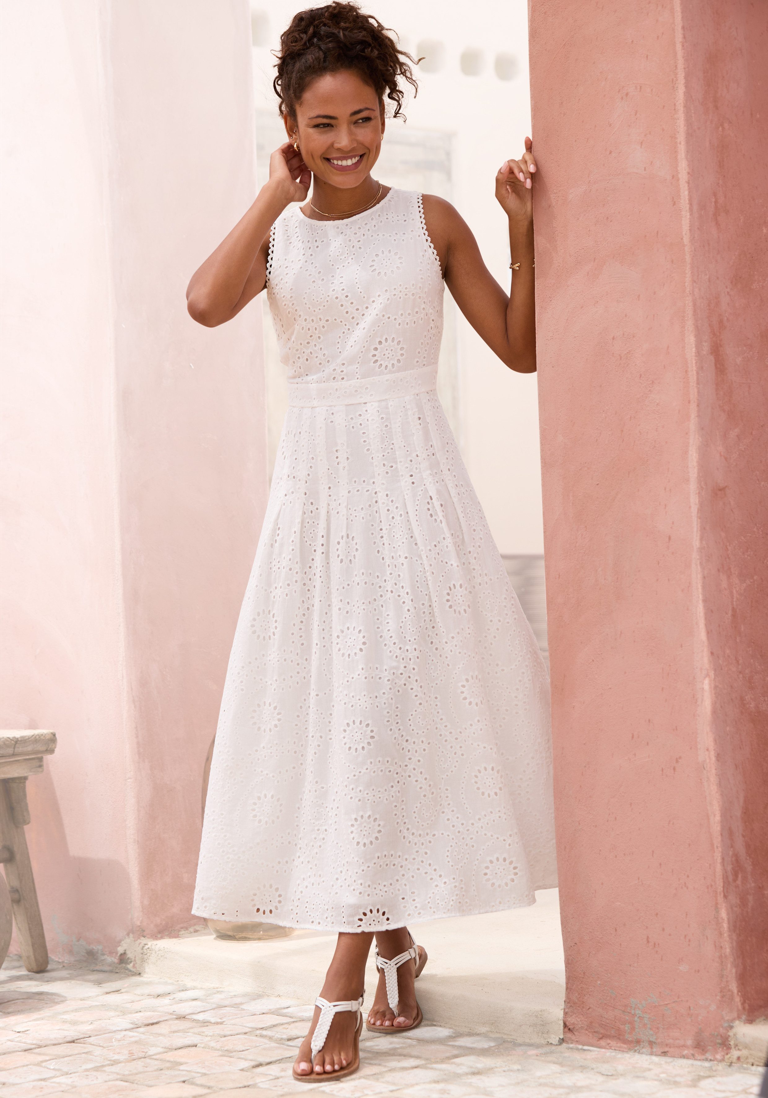 Buffalo Spitzenkleid in Maxilänge mit modischer Lochstickerei elegantes Sommerkleid, Maxikleid mit Stickerei, A-Linie, festlich
