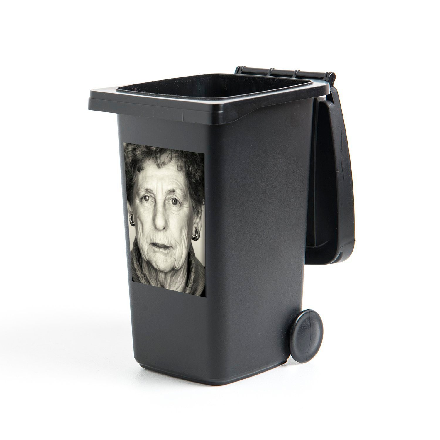 MuchoWow Wandsticker Porträt einer wettergegerbten alten Frau (1 St), Mülleimer-aufkleber, Mülltonne, Sticker, Container, Abfalbehälter | Wandtattoos