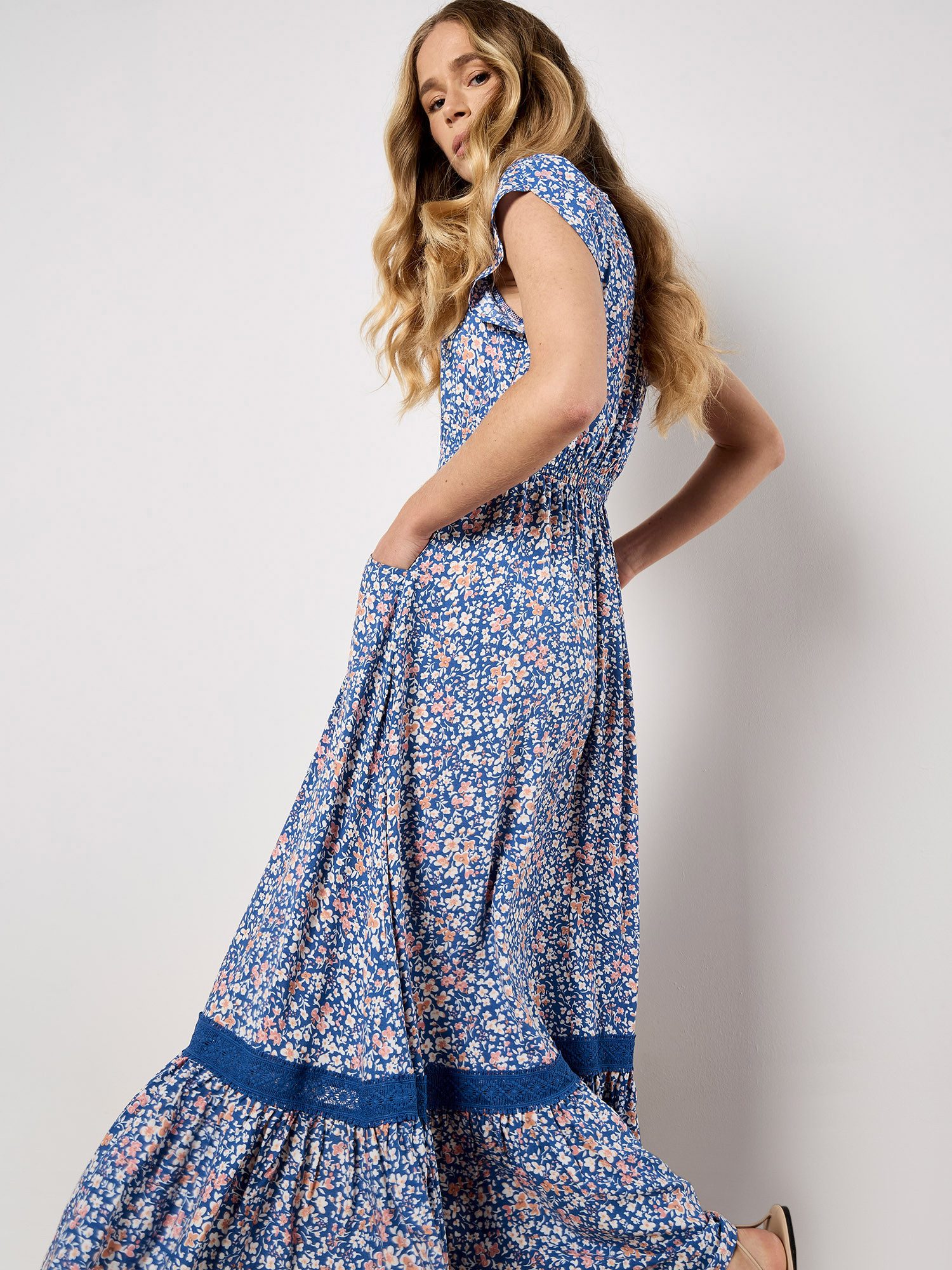 Apricot Maxikleid Ditsy Cluster Crochet Maxi Dress mit bestickter Bordüre günstig online kaufen