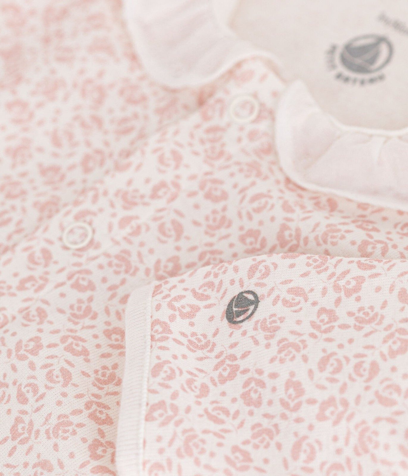 Petit Bateau Strampler Petit Bateau cremefarbener Strampler mit Rosenmuster