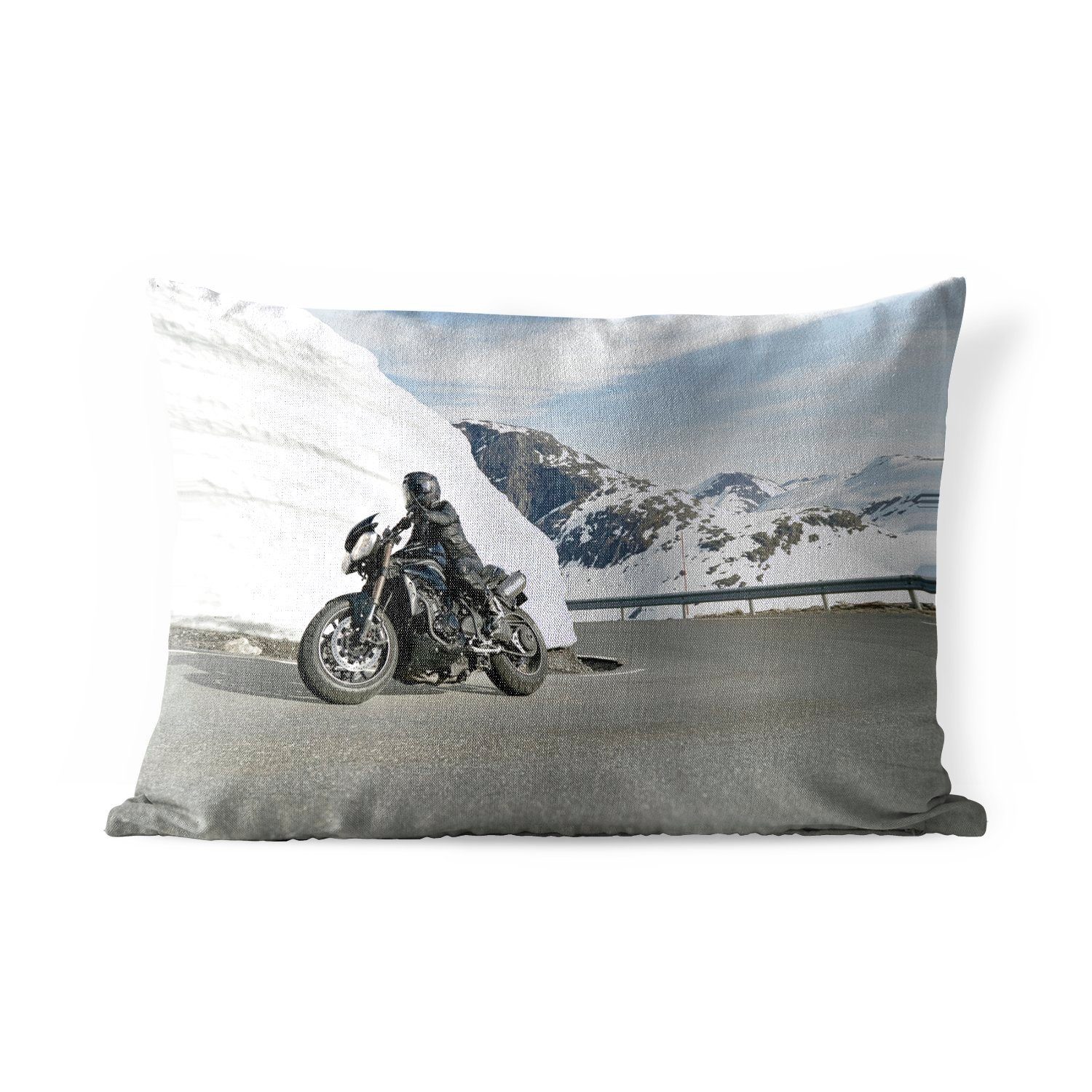 MuchoWow Dekokissen Ein Motorrad Outdoor-Dekorationskissen, Kissenhülle Dekokissenbezug, Bergen, Polyester, in verschneiten den