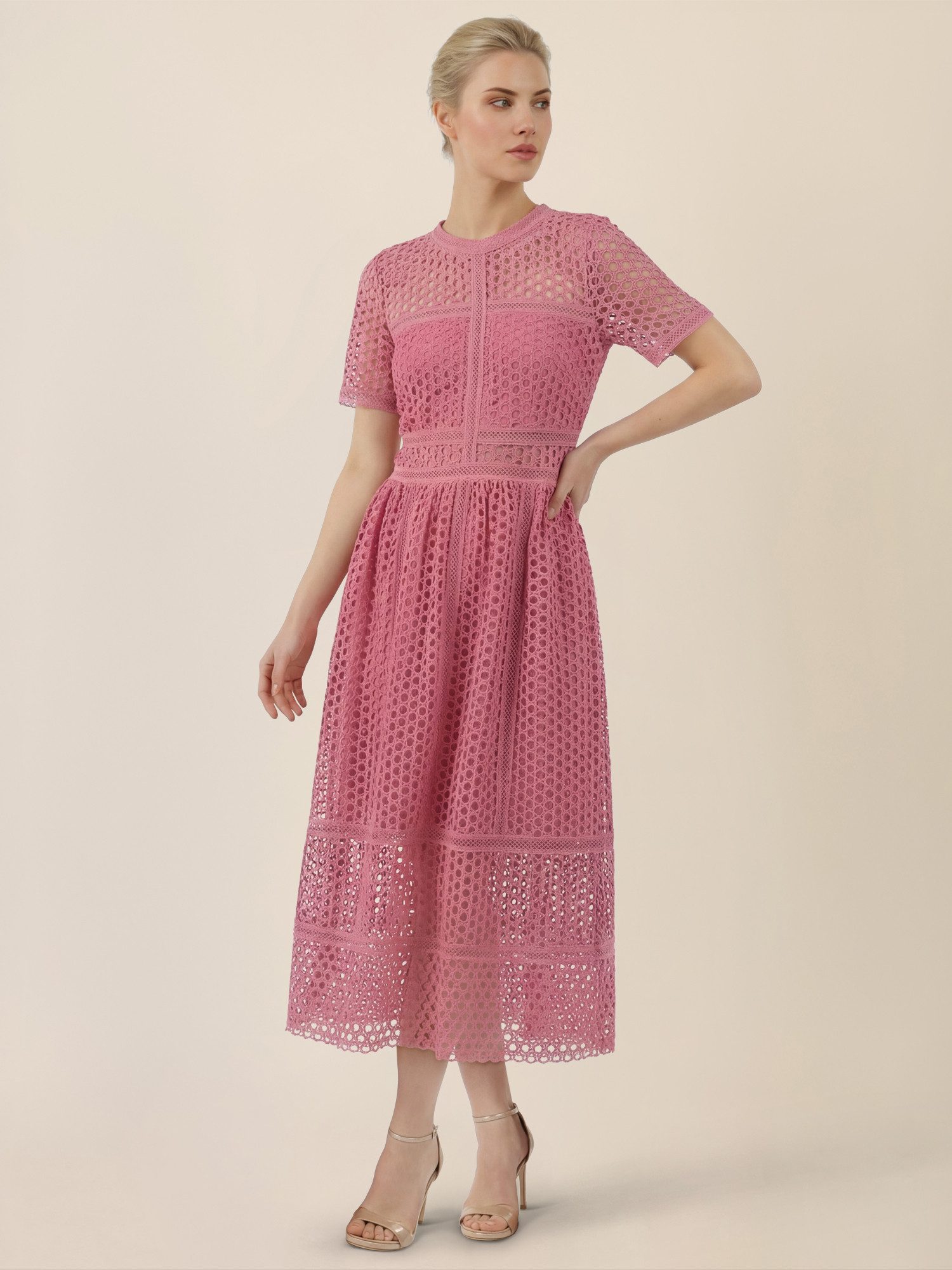 Apart Spitzenkleid mit Häkelspitze und Transparenz