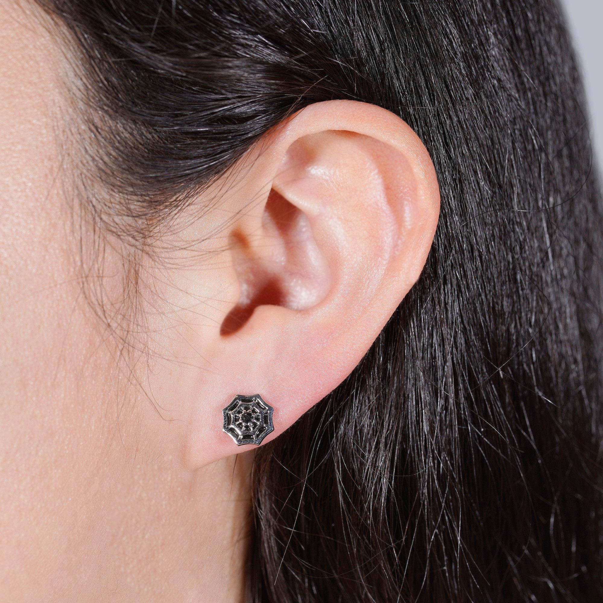 Seinerzeit FLORA & FAUNA Paar Ohrstecker Dante Spinnennetz Ohrringe, Schmuck aus 925 Sterling Silber (Von der geheimnisvollen Welt der Nacht inspirierter Damenschmuck im ausdrucksstarken Unisex-Design mit mystischem Motiv – ein besonderer Begleiter im Alltag und zu besonderen Anlässen, inkl. Geschenkverpackung für Frauen ob Freundin, Mutter, Ehefrau, Oma), rhodiniert, geschwärzt, mit Emaille und Zirkonia-Steinen