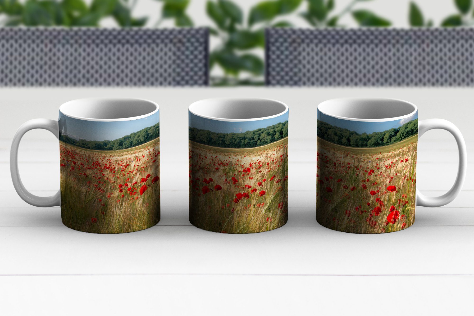 Geschenk Teetasse, Becher, auf einem großen Teetasse, Keramik, MuchoWow Kaffeetassen, Feld, Tasse Wilde Mohnblumen