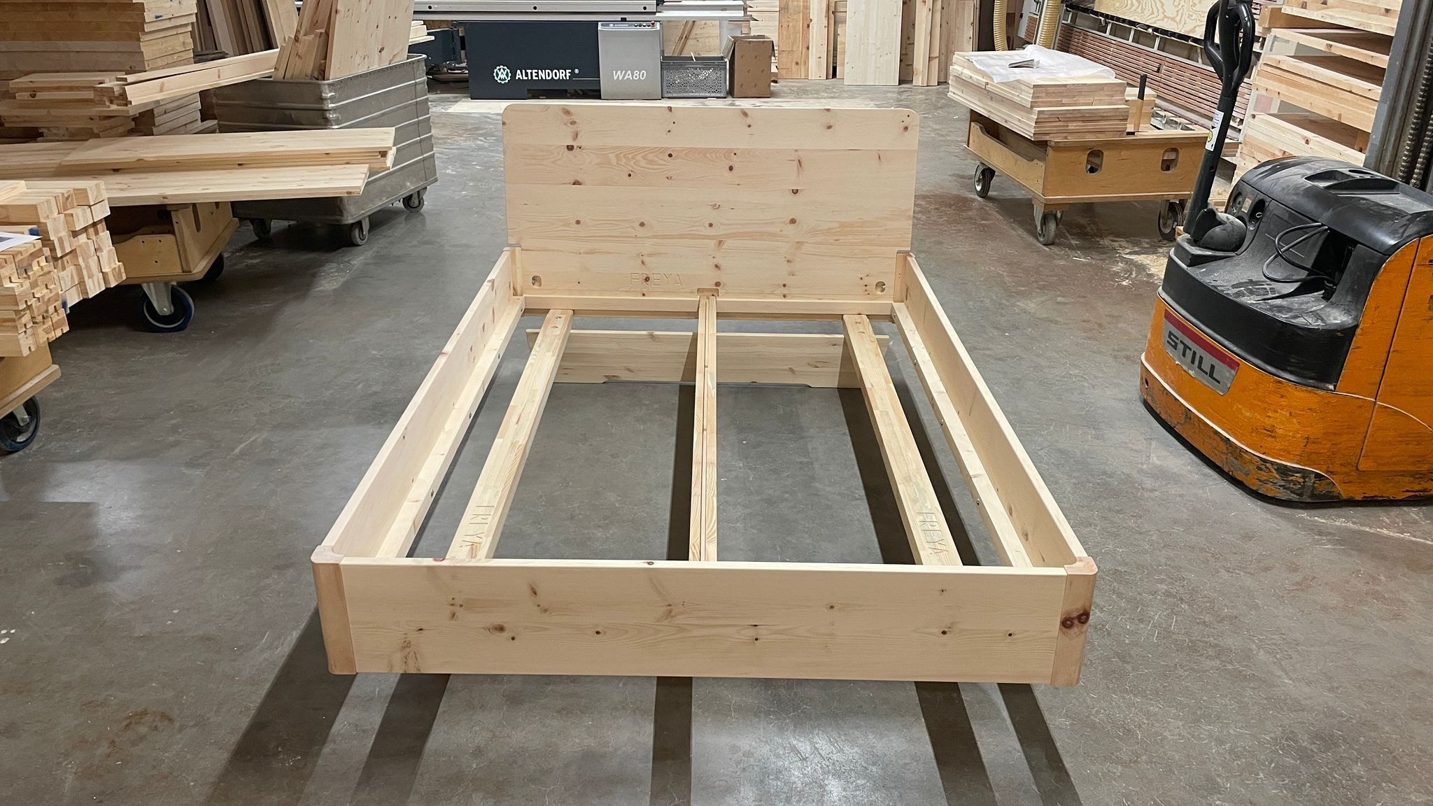 geborgenschlafen Holzbett Schwebebett Zirbe FREYA – Massivholzbett metallarm & handgefertigt, Massivholz aus Zirbe - Metallarm - Nachhaltig & handgefertigt