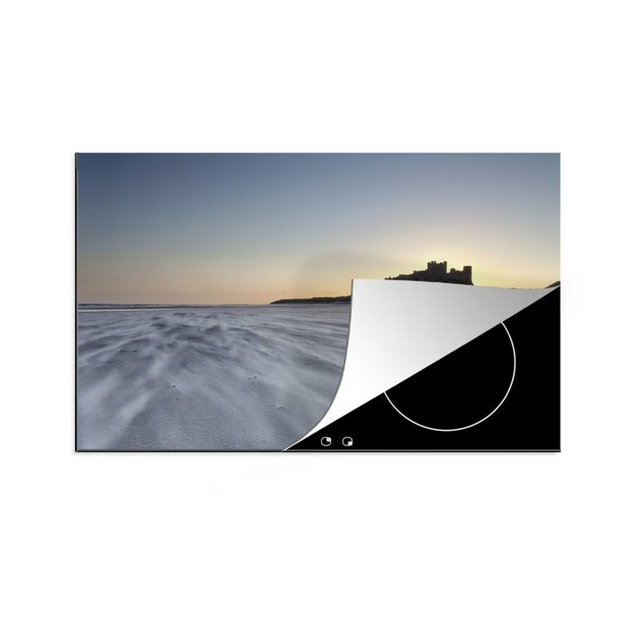 MuchoWow Herdblende-/Abdeckplatte Sand der über den Strand von Bamburgh Castle in England geweht wird Vinyl (1 tlg) induktionskochfeld Schutz für die küche Ceranfeldabdeckung