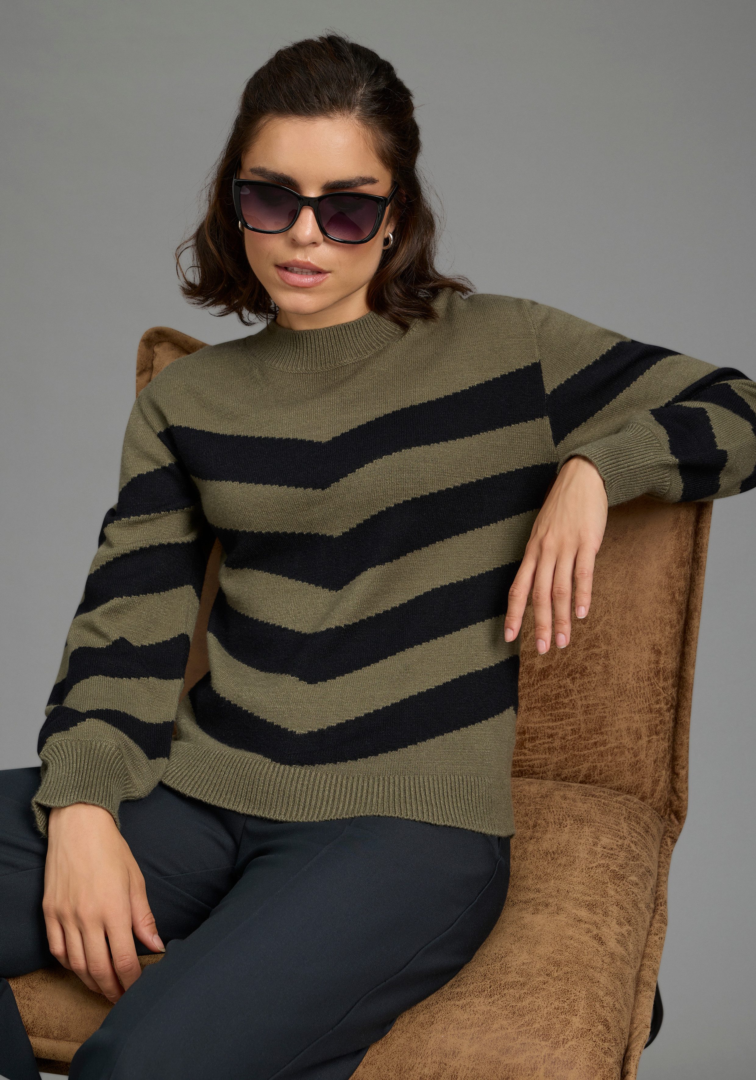 Laura Scott Strickpullover mit figurumspielender Passform aus weicher Viskosemischung, mit Chevronmuster. € 39,99, (€ 39,99 pro 1 Stk).