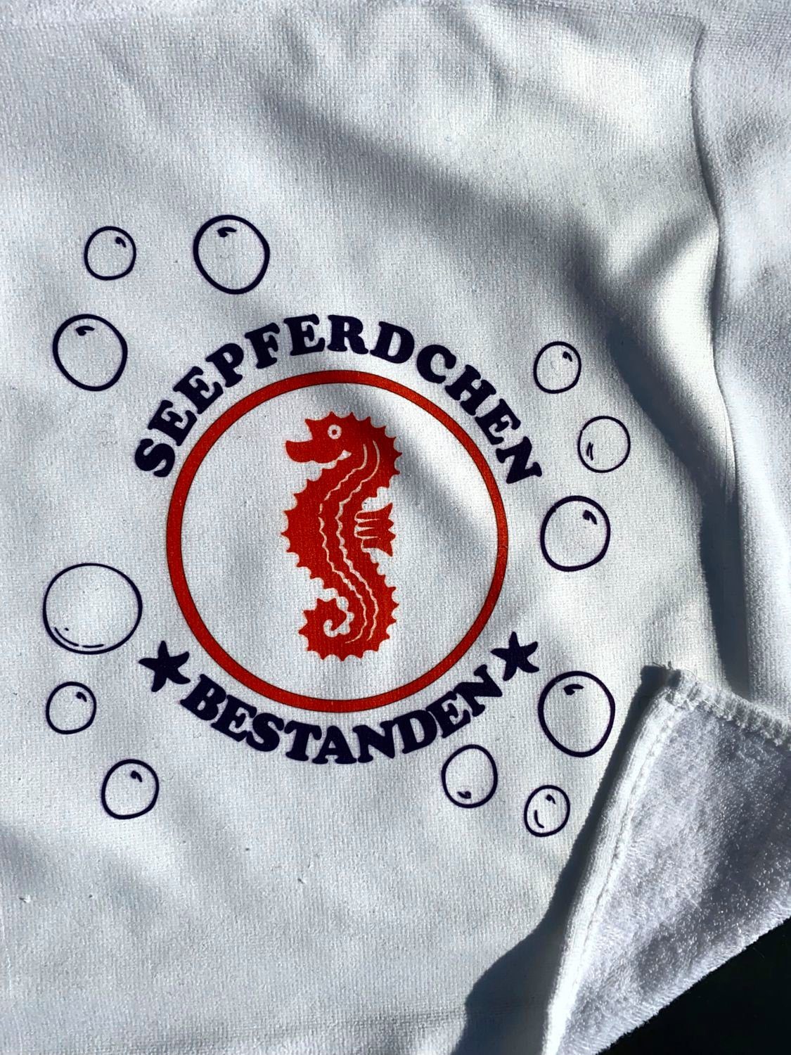 coole-fun-t-shirts Handtuch Seepferdchen Prüfung Kinder Seepferdchen Schwimmen, Bestanden ! Weiß Handtuch