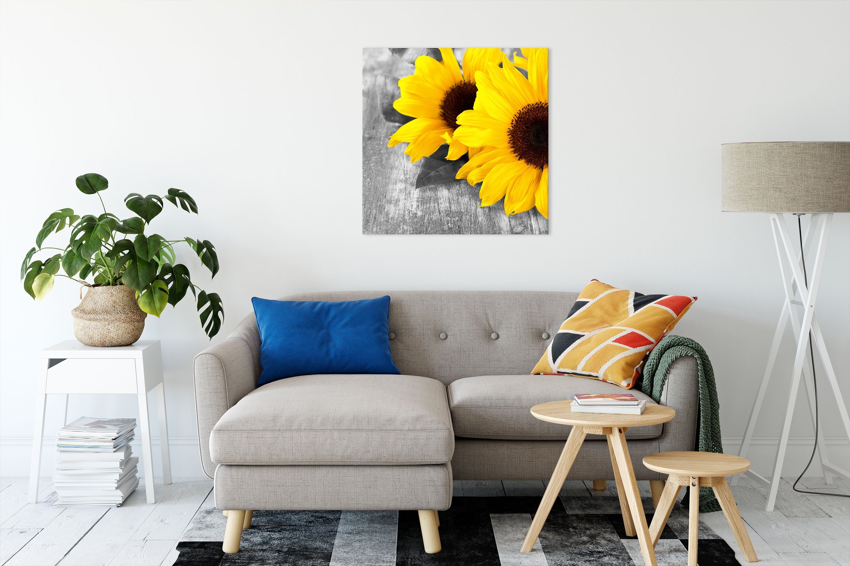 Leinwandbild schöne Holztisch, Leinwandbild Pixxprint fertig bespannt, inkl. (1 Sonnenblumen Zackenaufhänger auf St), auf Sonnenblumen schöne Holztisch