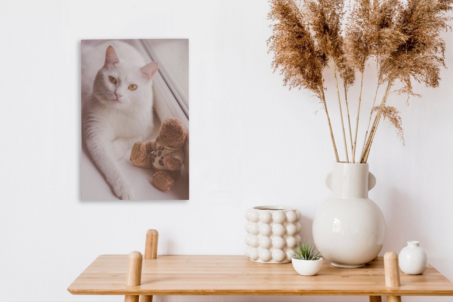 Teddybär Weiße (1 cm Gemälde, inkl. liegend, Leinwandbild neben St), fertig Zackenaufhänger, Leinwandbild OneMillionCanvasses® einem Katze 20x30 bespannt