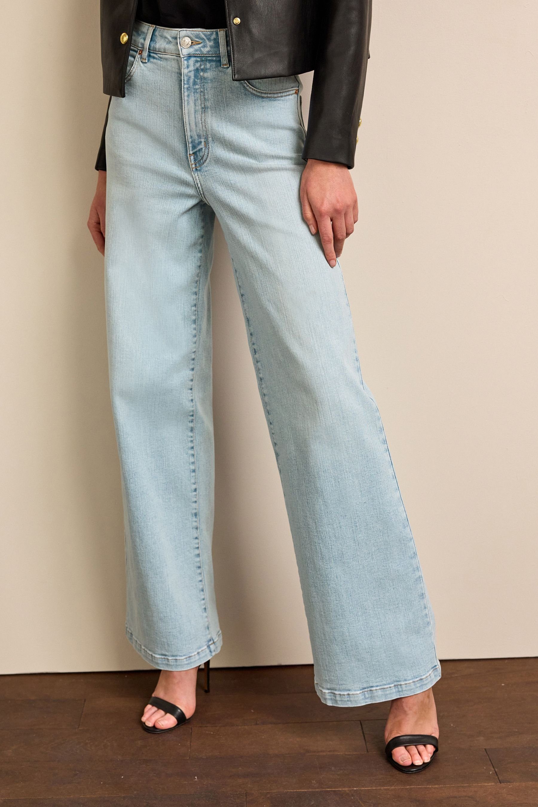 Next weitem (1-tlg) Weite mit Hourglass Blue Jeans Bein Bleach Jeans