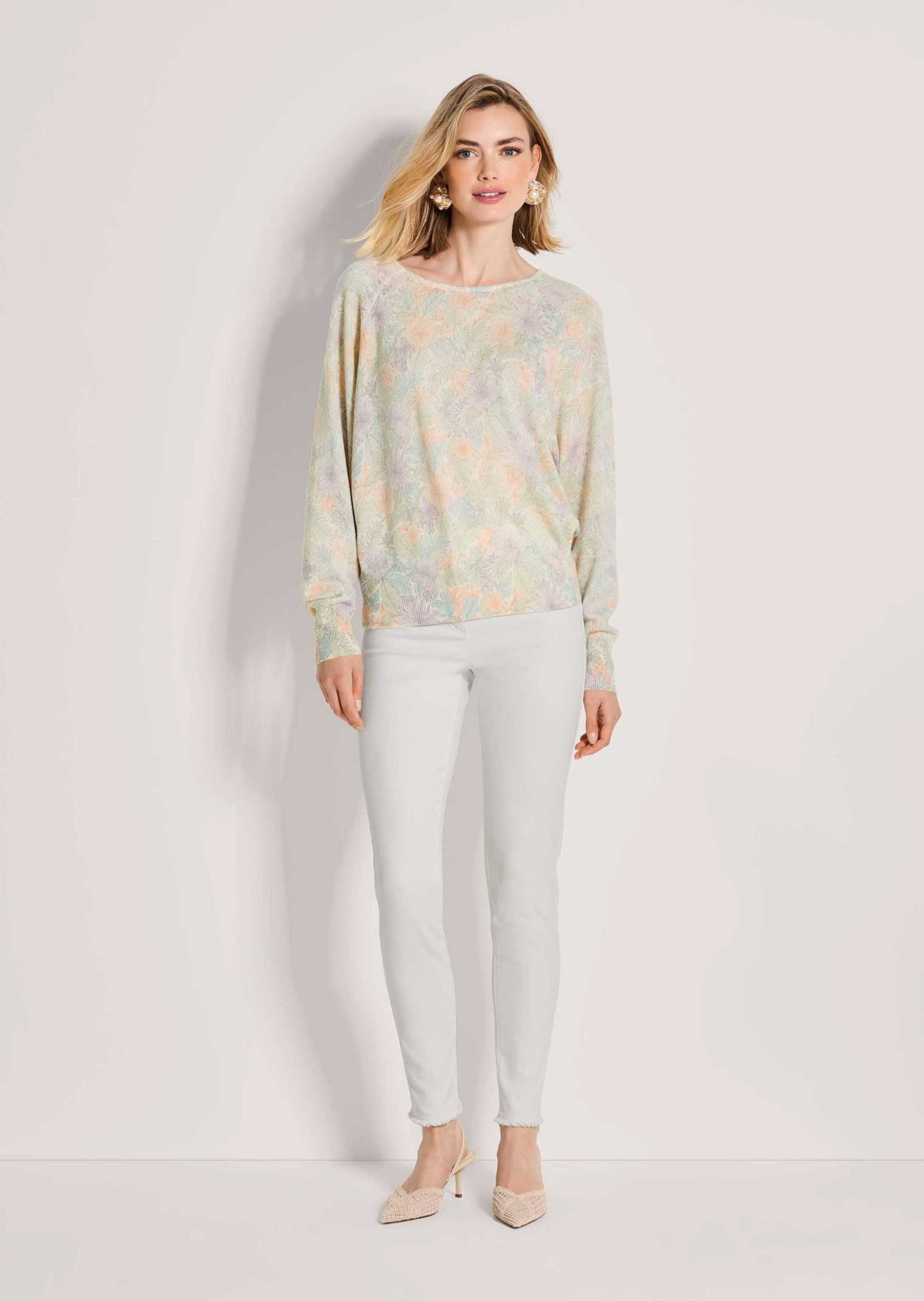 MADELEINE Strickpullover Druckpullover mit zartem Blütenmuster Wollpullover mit U-Boot-Ausschnitt, gerippten Abschlüssen und Langarm