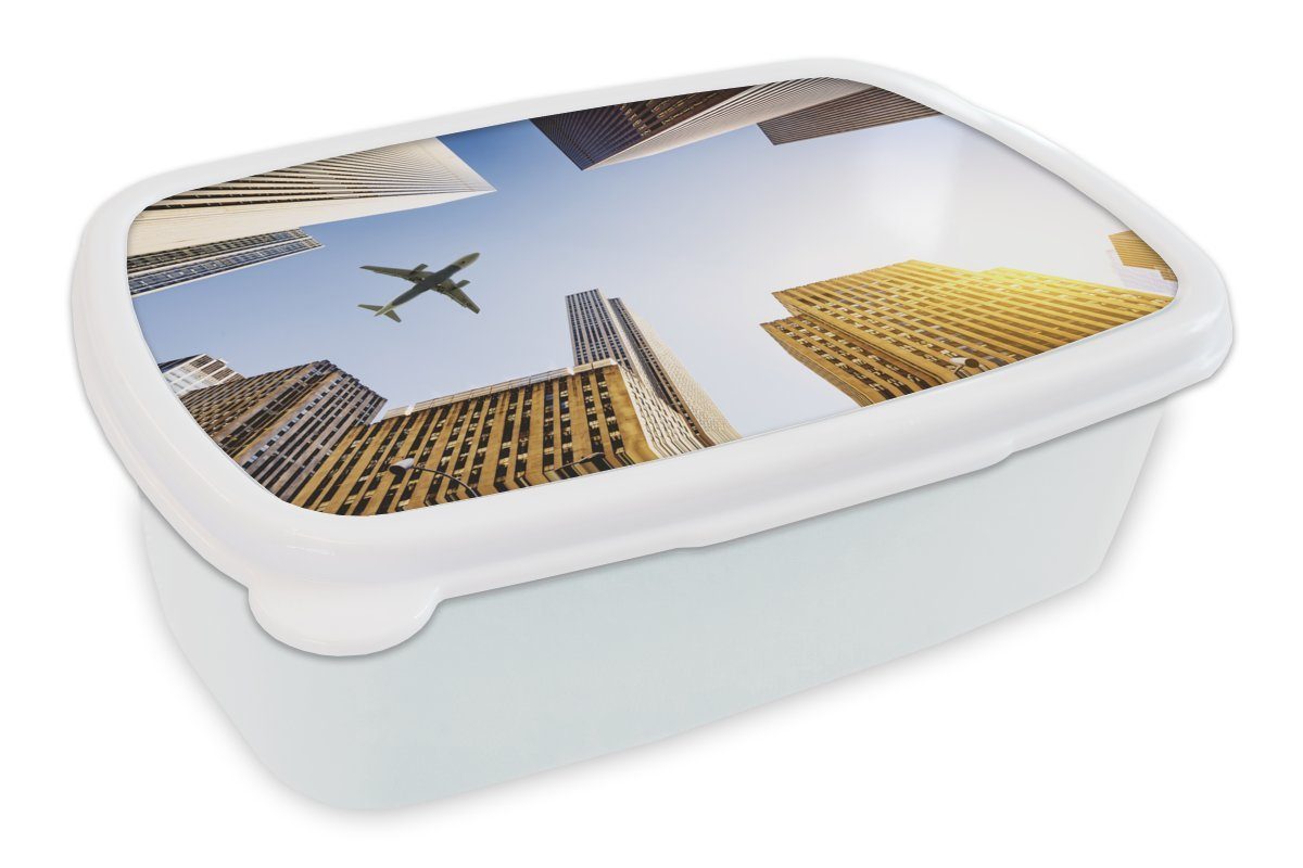 Lunchbox zwischen (2-tlg), MuchoWow und Brotbox Mädchen für für Kunststoff, den Wolkenkratzern, Kinder Flugzeuge Brotdose, Erwachsene, weiß und Jungs