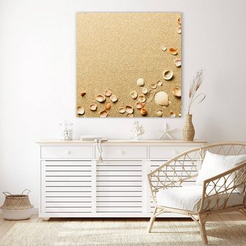Primedeco Glasbild Wandbild Quadratisch Muscheln im Sand mit Aufhängung, Natur