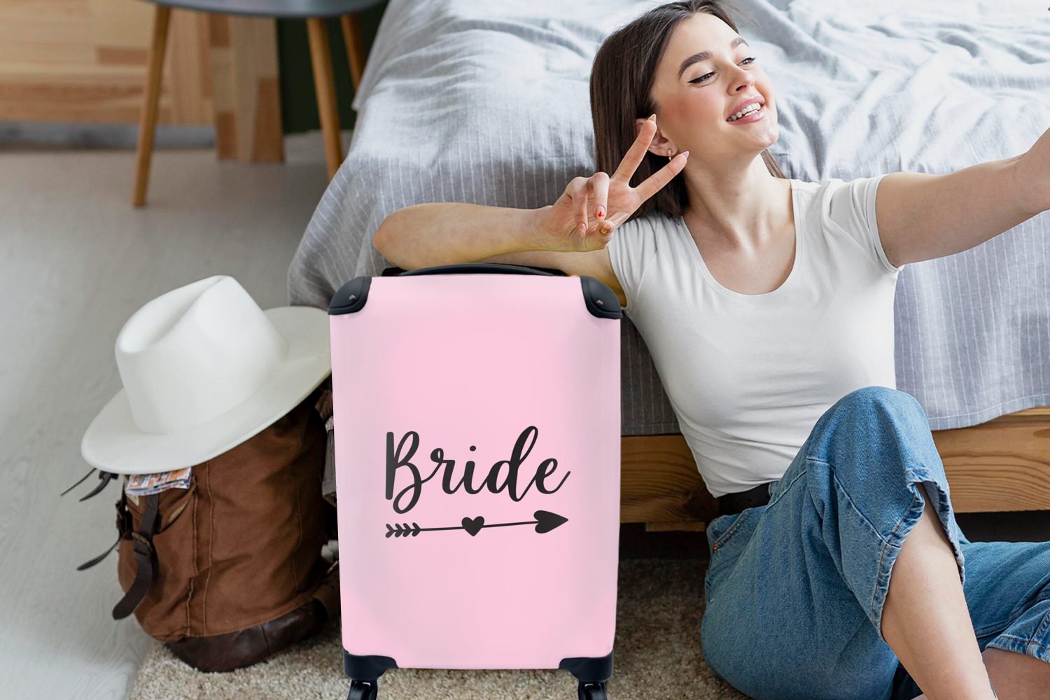 MuchoWow Handgepäckkoffer Pfeil dem Wort Herz einem mit ein Trolley, rosa Handgepäck rollen, auf mit Hintergrund, "Braut" 4 Reisetasche Rollen, Reisekoffer Ferien, für durch
