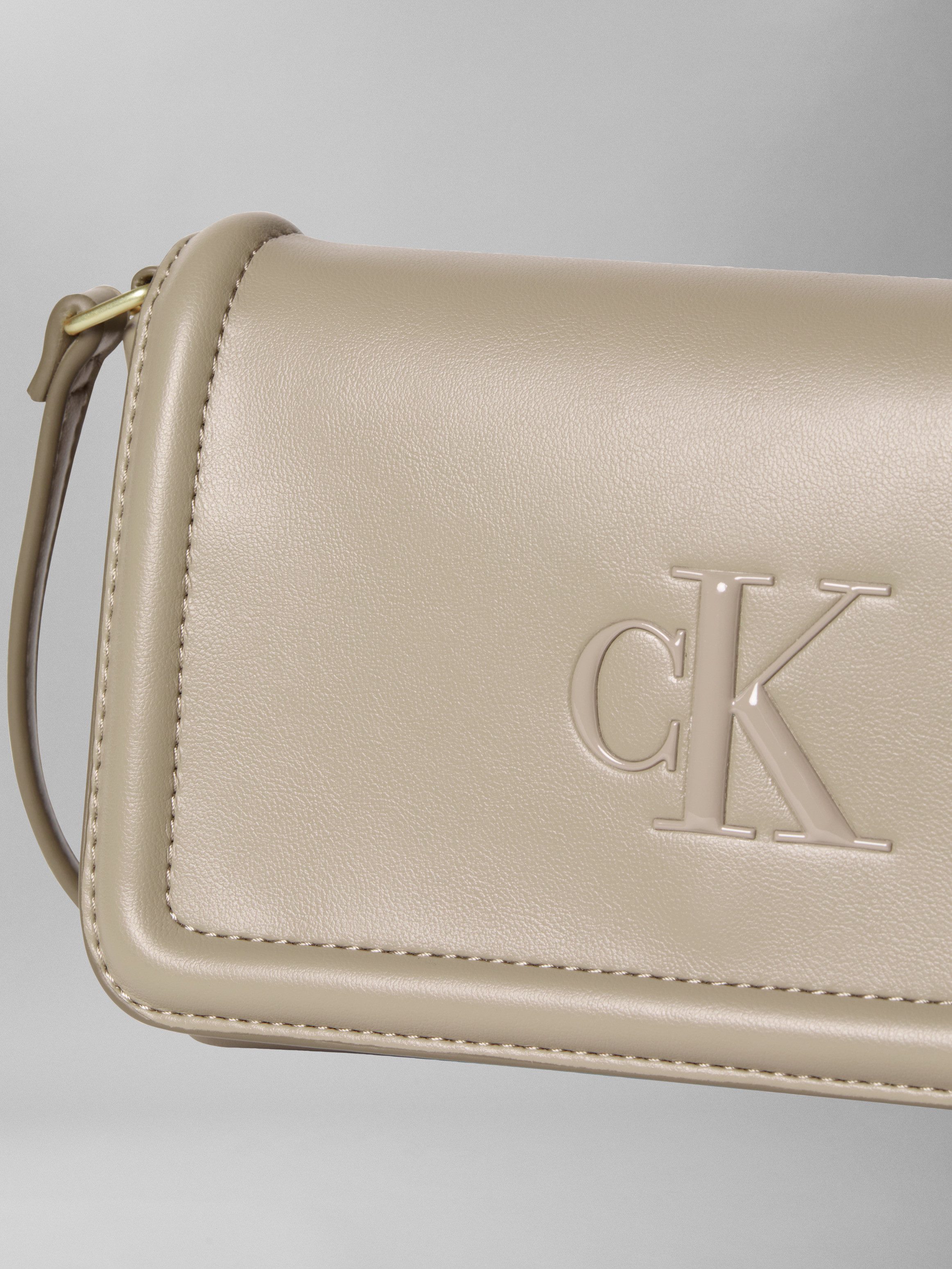 Calvin Klein Umhängetasche RAISED CK FLAP CROSSBODY, Damen-Schultertasche, Handtasche, kleine Abendtasche mit CK-Logo