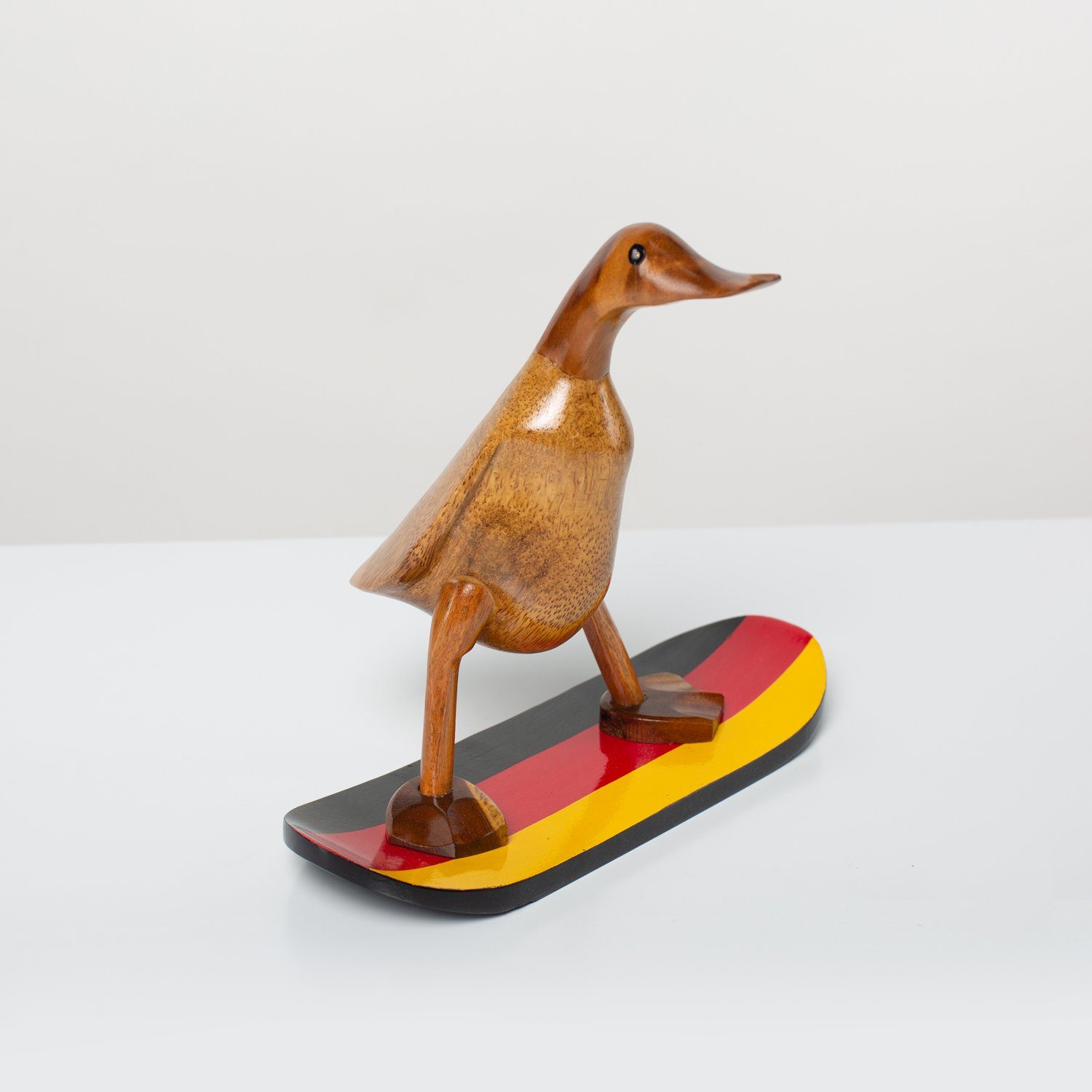 Rikmani Dekofigur Ente Skifahrer - Handgefertigte Dekoration aus Holz Geschenk Figur (3er-Set, SET: S, M, L), Drei Holzarten. Lackiert.