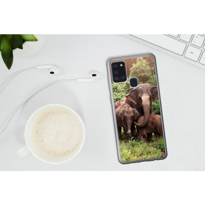 MuchoWow Handyhülle Wilde Elefanten Handyhülle Samsung Galaxy A21s Smartphone-Bumper Print Handy