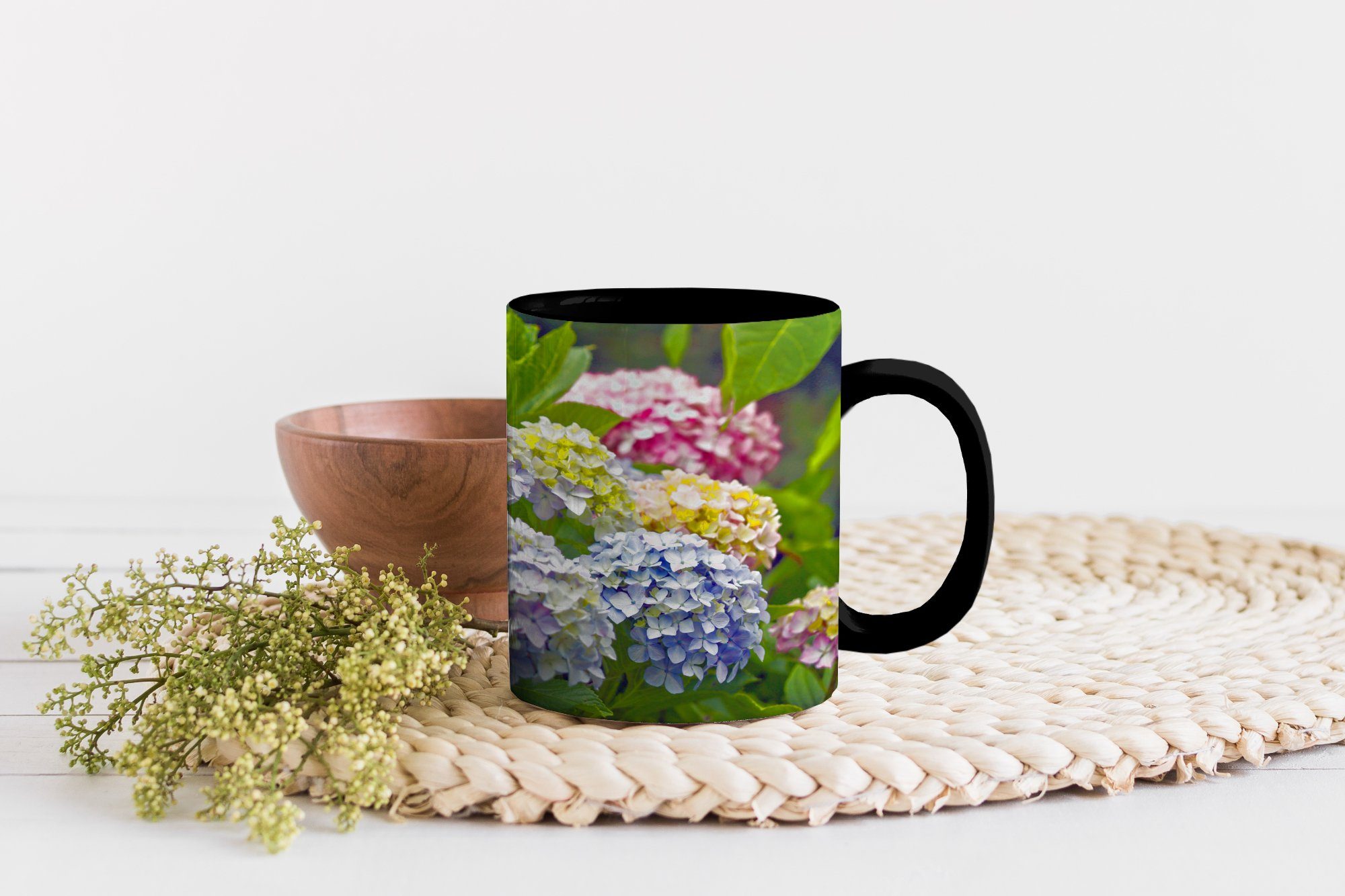 Geschenk Zaubertasse, Hortensienblüten, Keramik, Tasse Kaffeetassen, Teetasse, Farbwechsel, MuchoWow Verschiedene