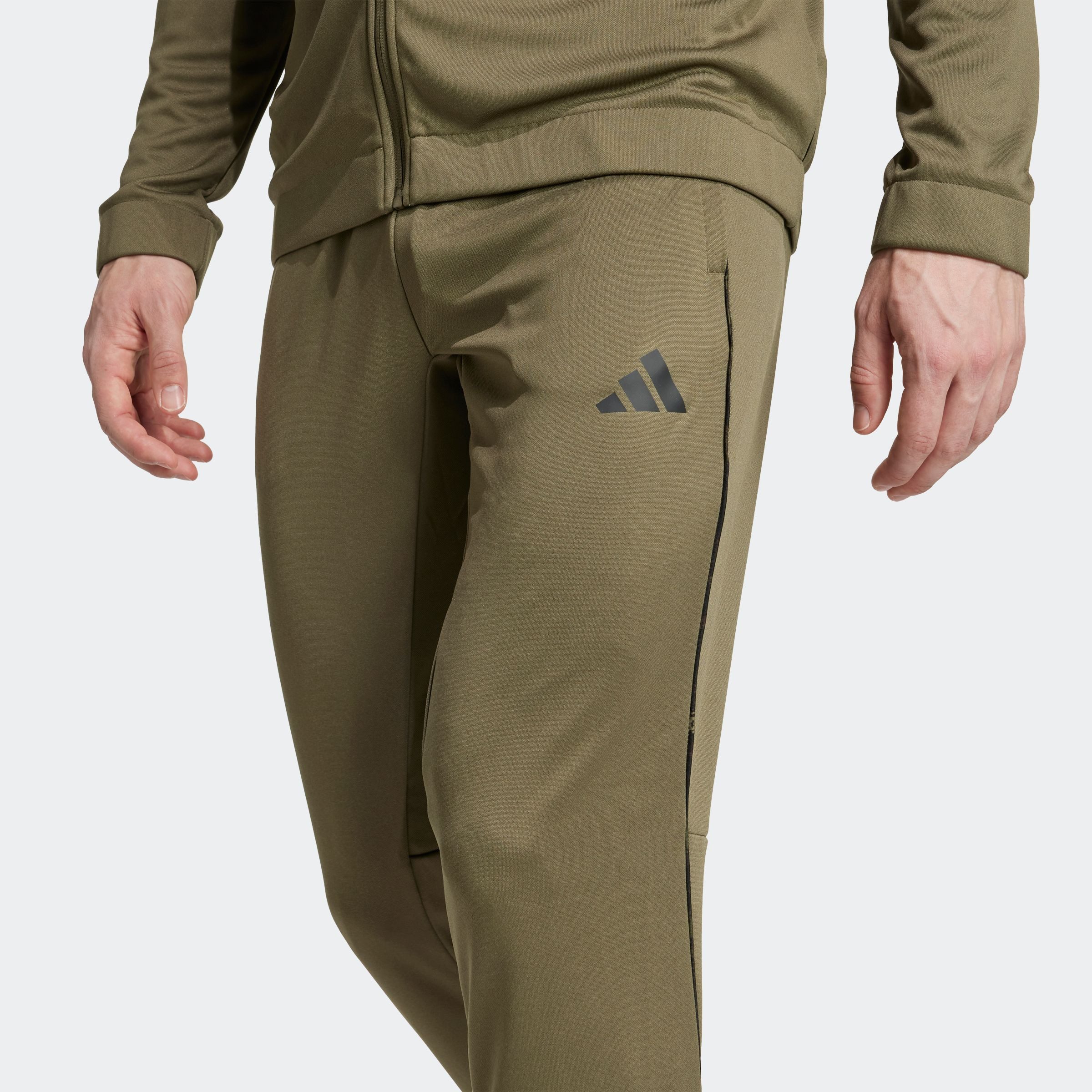 adidas Performance Sporthose TRAIN ESSENTIALS SAISONALE mit Camo-Paspelierung, aus dehnbarem Strickmaterial, aus Polyester