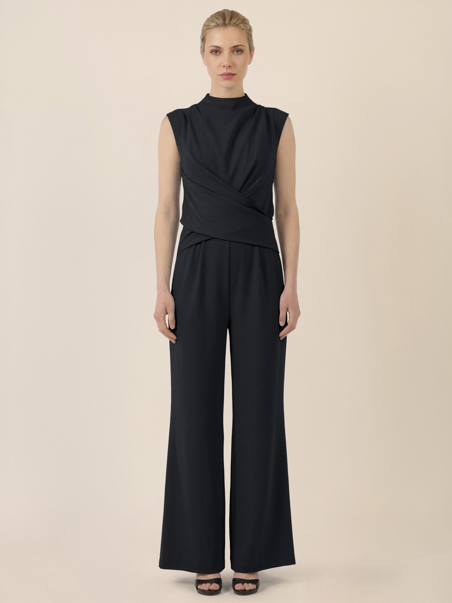 Apart Jumpsuit mit Drapierung und weitem Bein