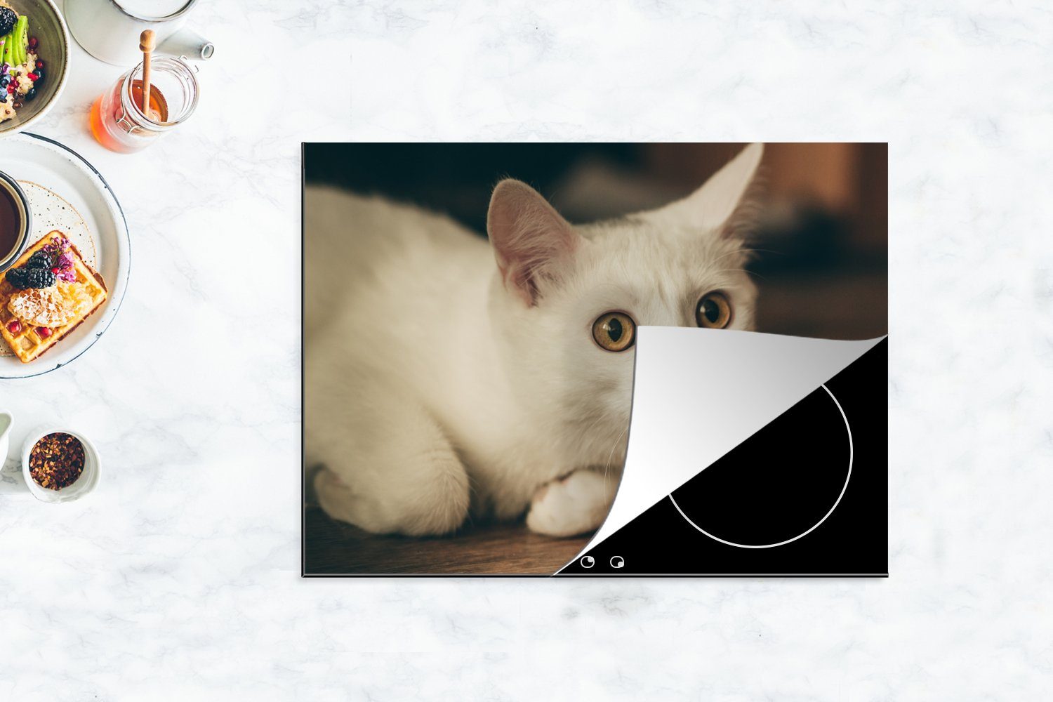 70x52 cm, dem Herdblende-/Abdeckplatte Vinyl, (1 nutzbar, Weiße Augen Ceranfeldabdeckung Boden, Katze liegt mit Arbeitsfläche Mobile auf MuchoWow großen tlg),