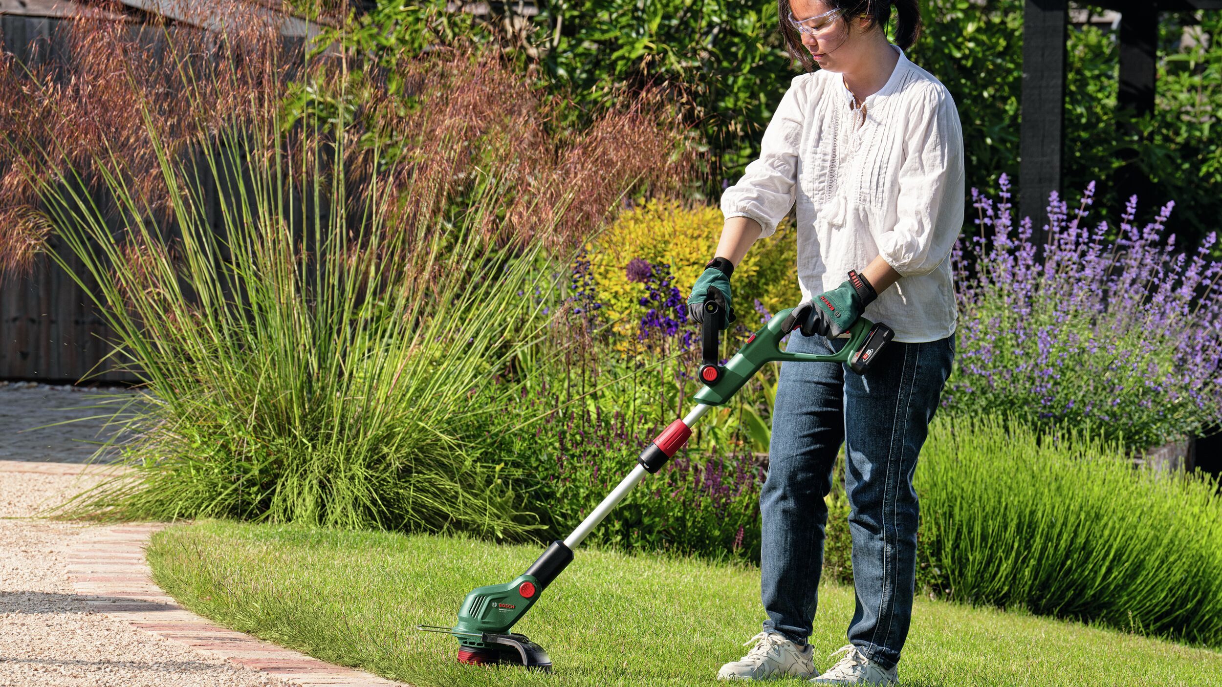 BOSCH Akku-Rasentrimmer UniversalGrassCut 18V-26-500, 26 cm Arbeitsbreite Faden, Mit 1x Akku 2 Ah - im Karton
