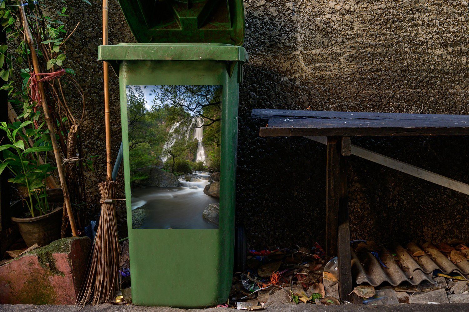 St), (1 Sticker, Wasserfall Container, Lan Klong Abfalbehälter Ein auf Mülltonne, den großen MuchoWow National Park toller Blick Wandsticker Mülleimer-aufkleber, im