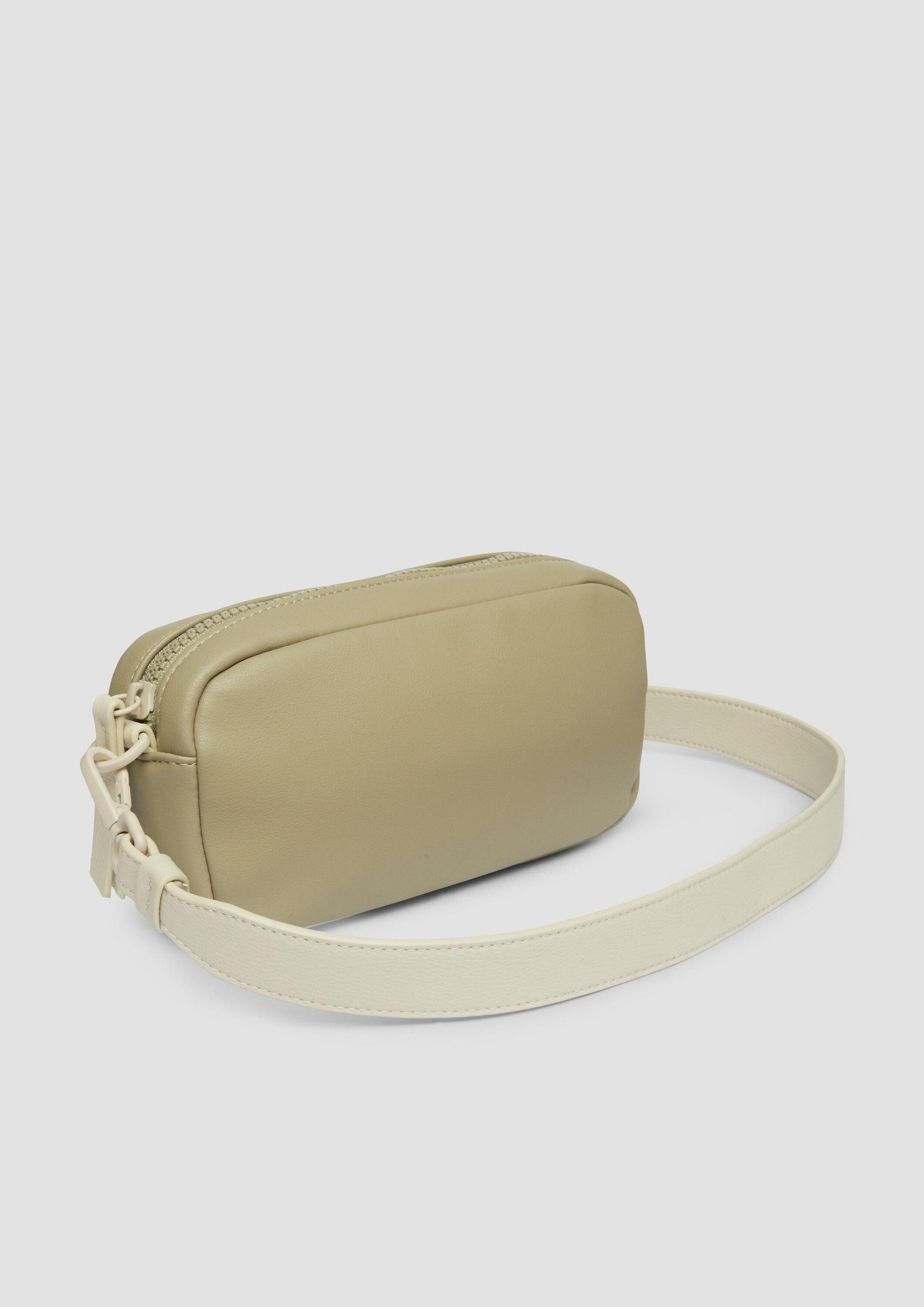 s.Oliver Umhängetasche Tasche, Lässige Camera-Bag mit Logo-Detail und abnehmbarem Schulterriemen